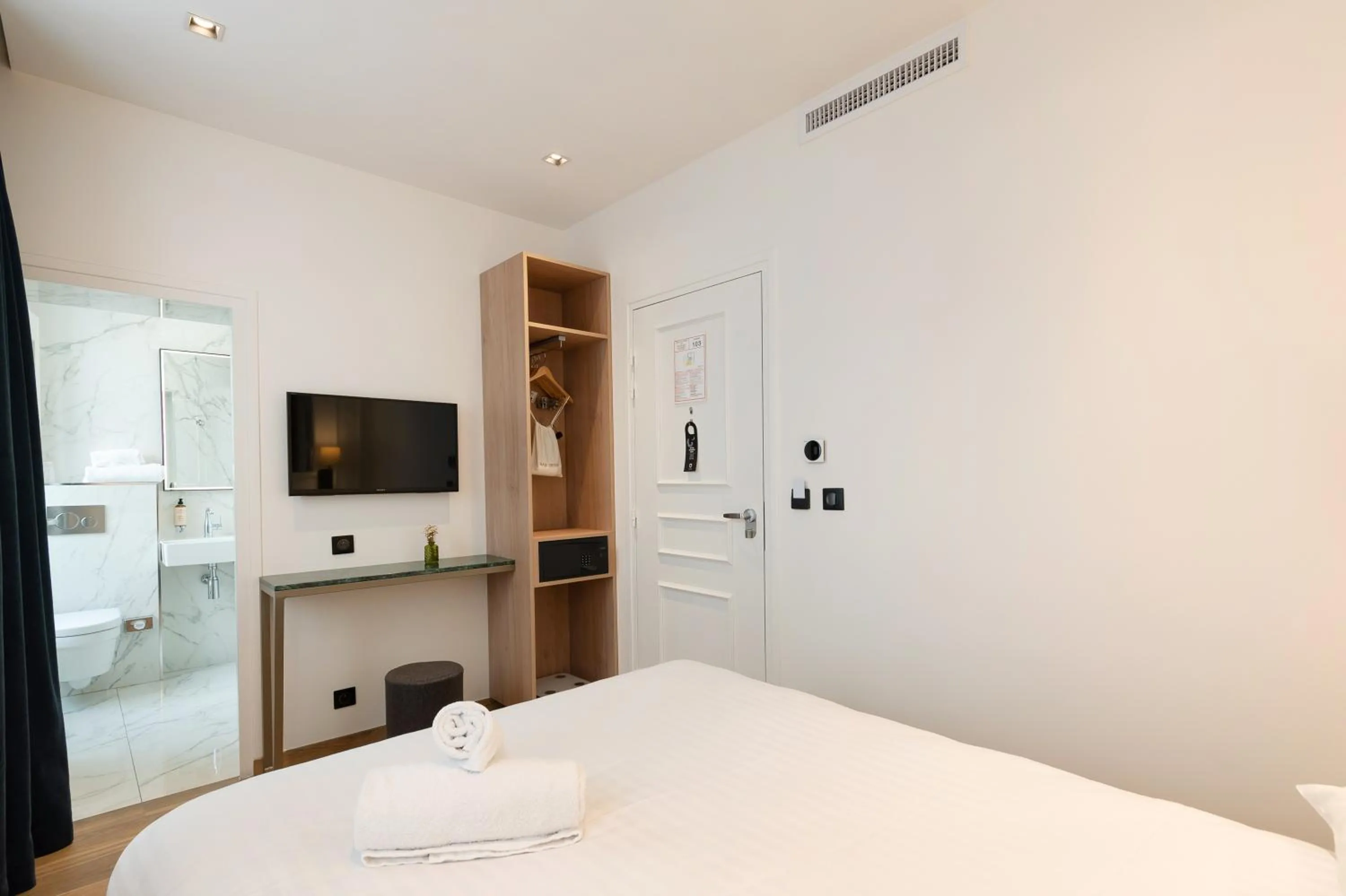 Bed in HOTEL AU COEUR DE REPUBLIQUE