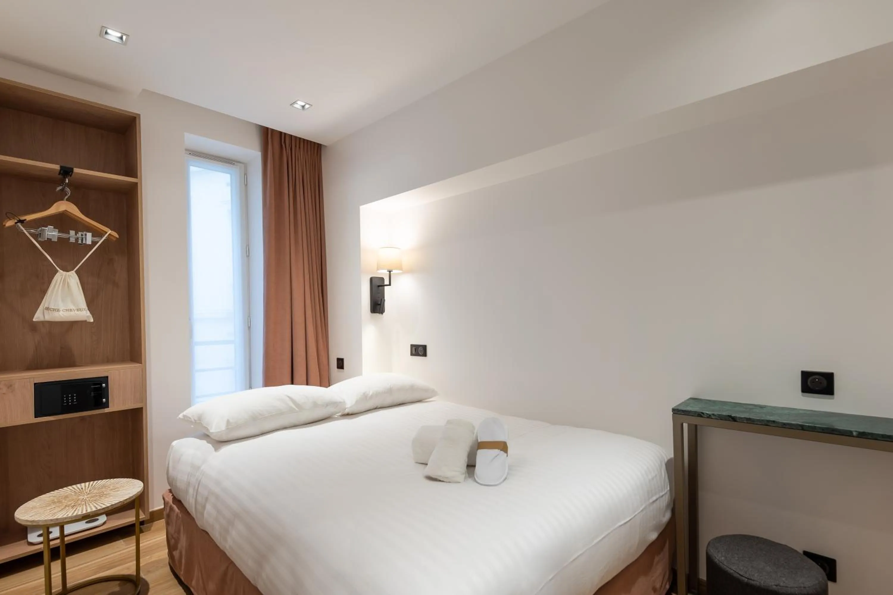 Bed in HOTEL AU COEUR DE REPUBLIQUE