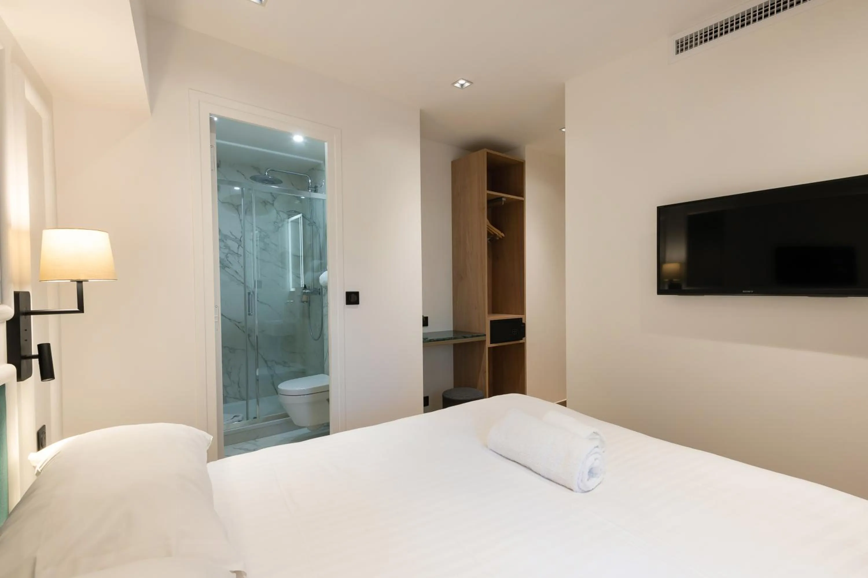 Bed in HOTEL AU COEUR DE REPUBLIQUE