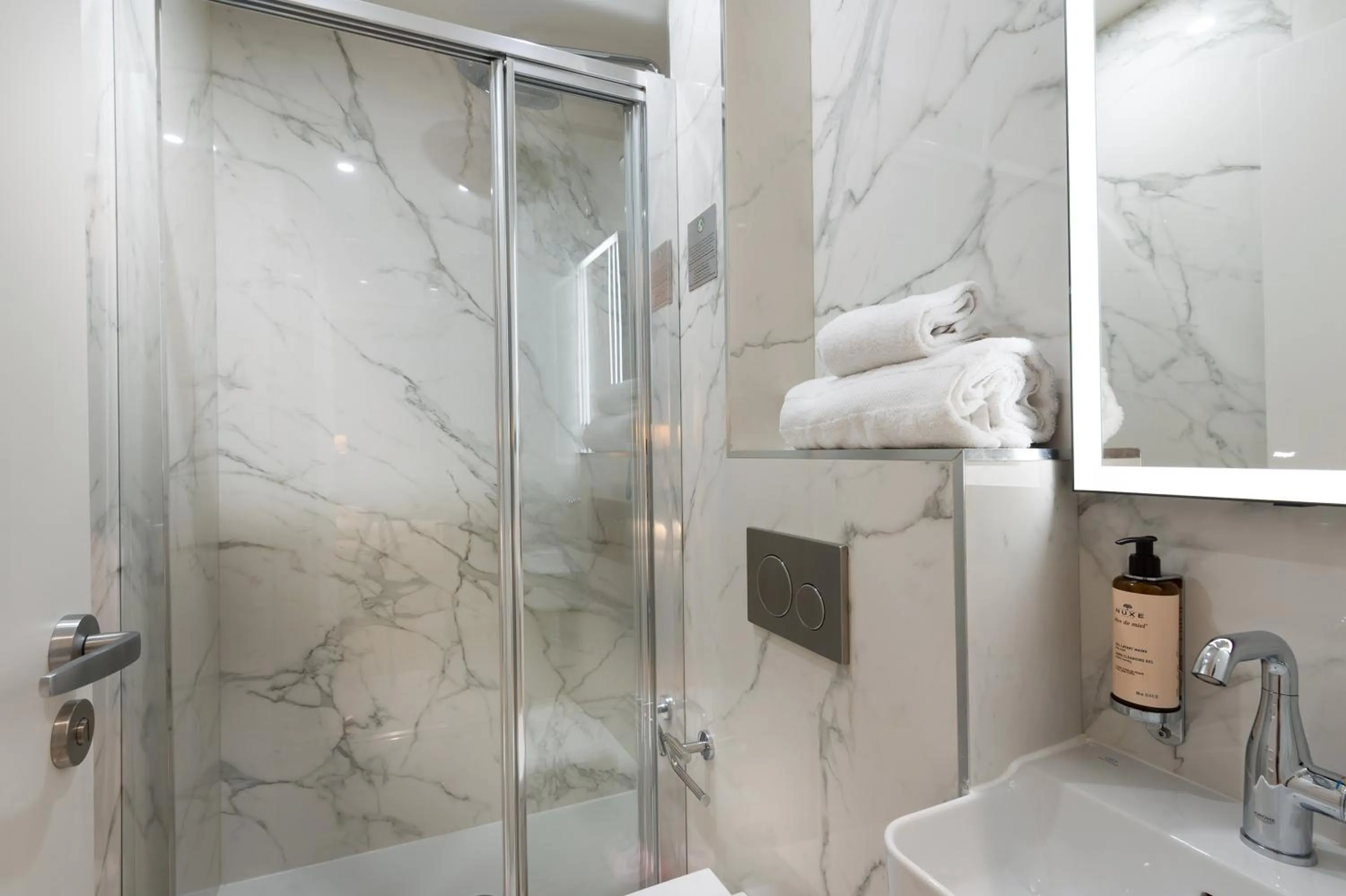 HOTEL AU COEUR DE REPUBLIQUE