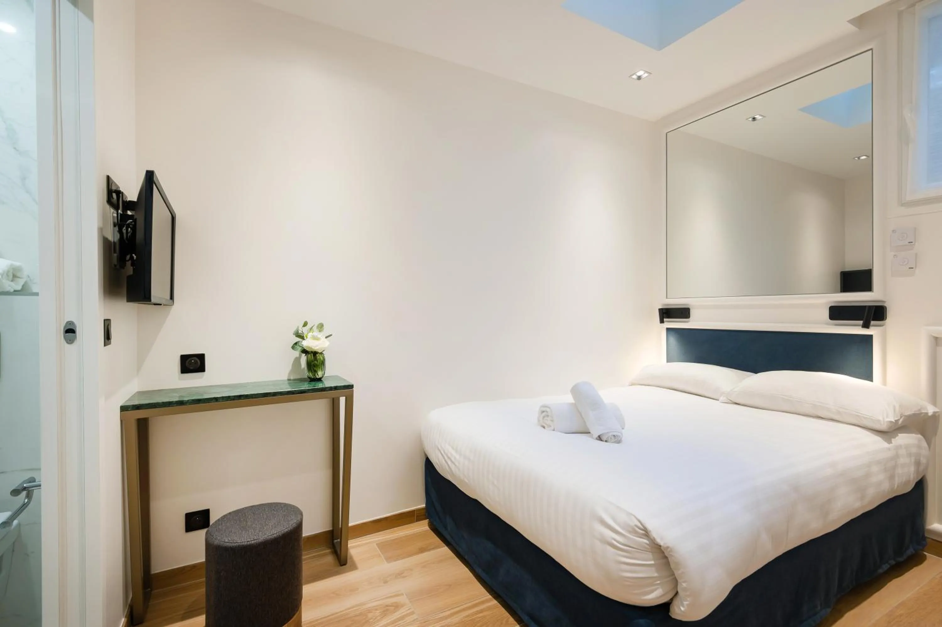 Bed in HOTEL AU COEUR DE REPUBLIQUE