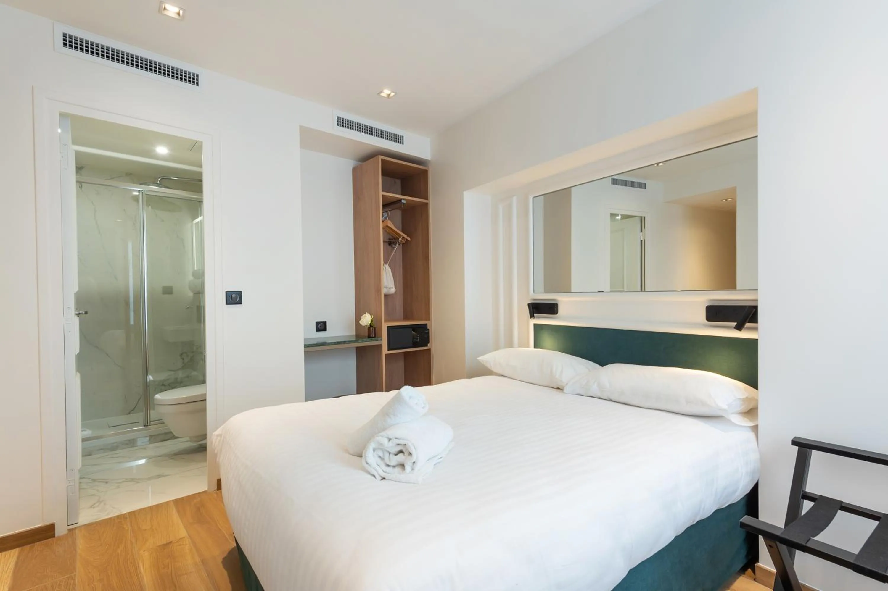 Bed in HOTEL AU COEUR DE REPUBLIQUE