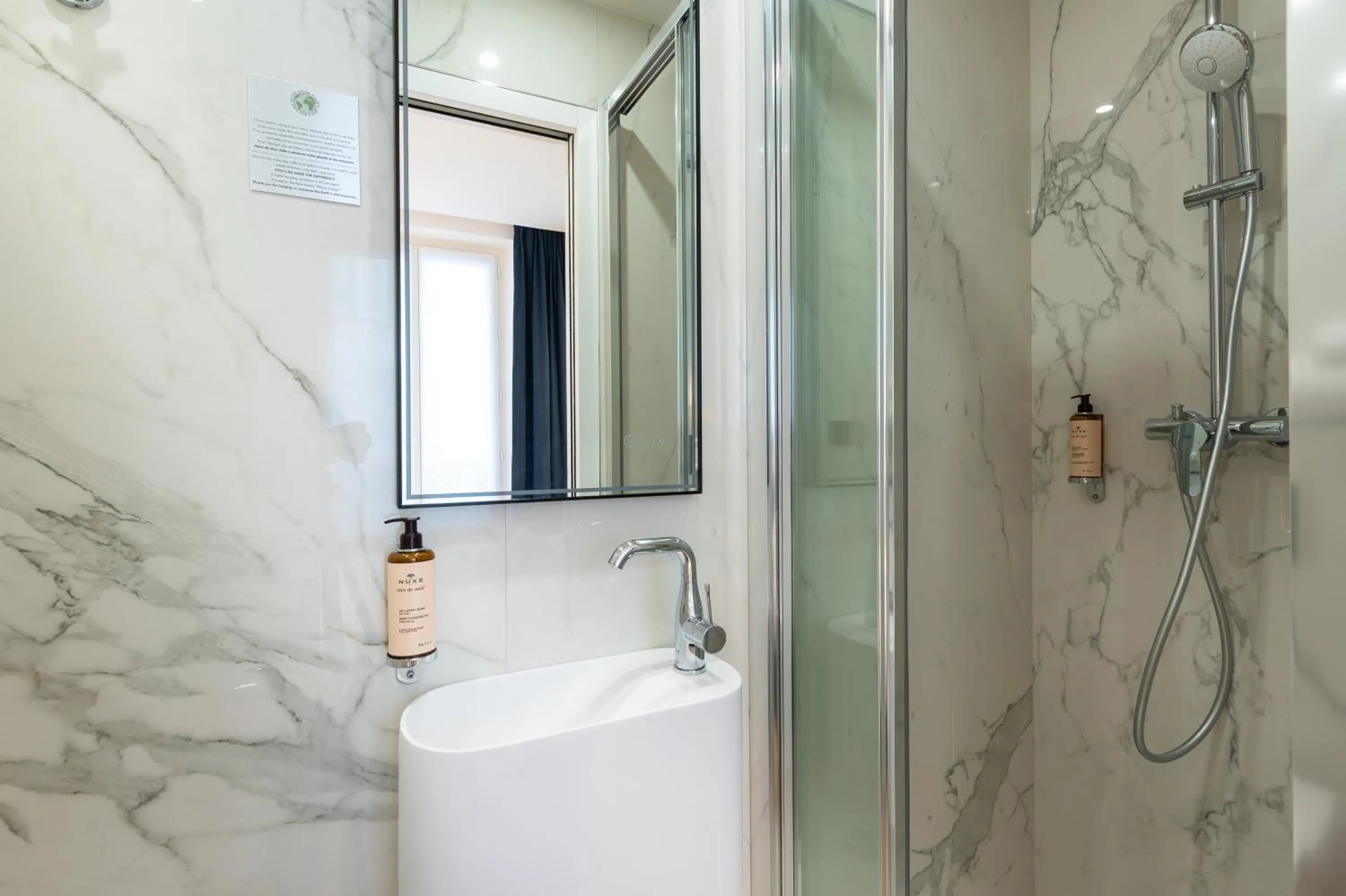 HOTEL AU COEUR DE REPUBLIQUE