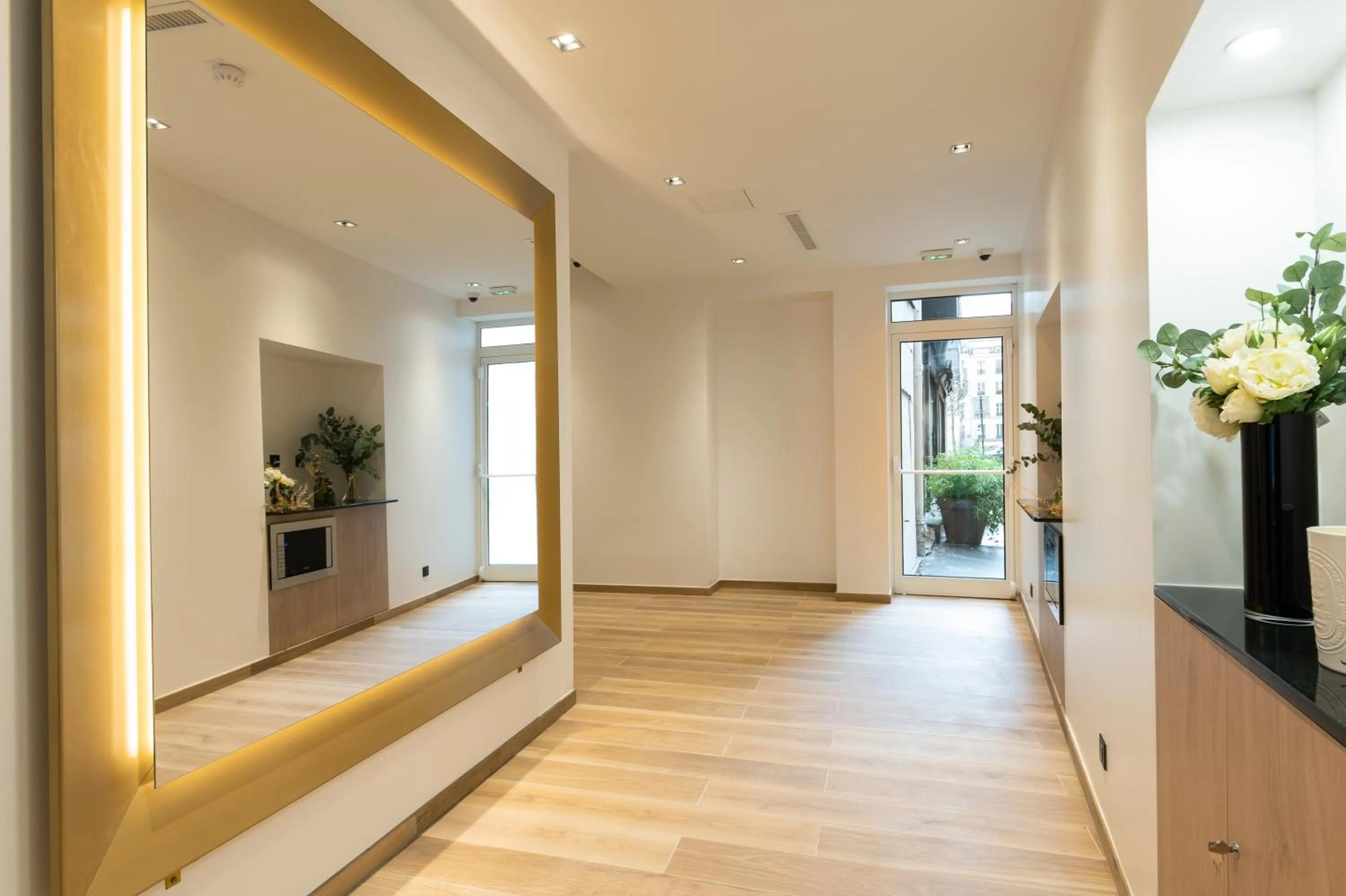 Lobby or reception, Bed in HOTEL AU COEUR DE REPUBLIQUE