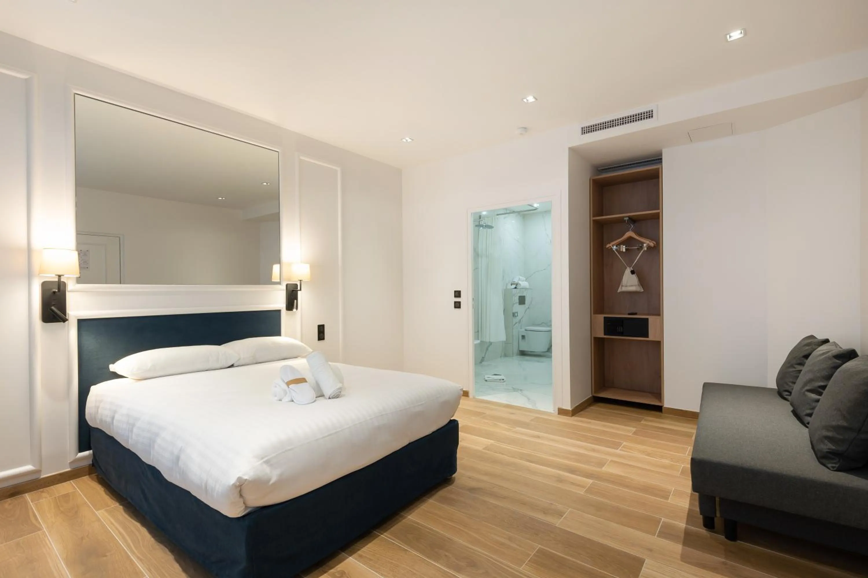 Bed in HOTEL AU COEUR DE REPUBLIQUE