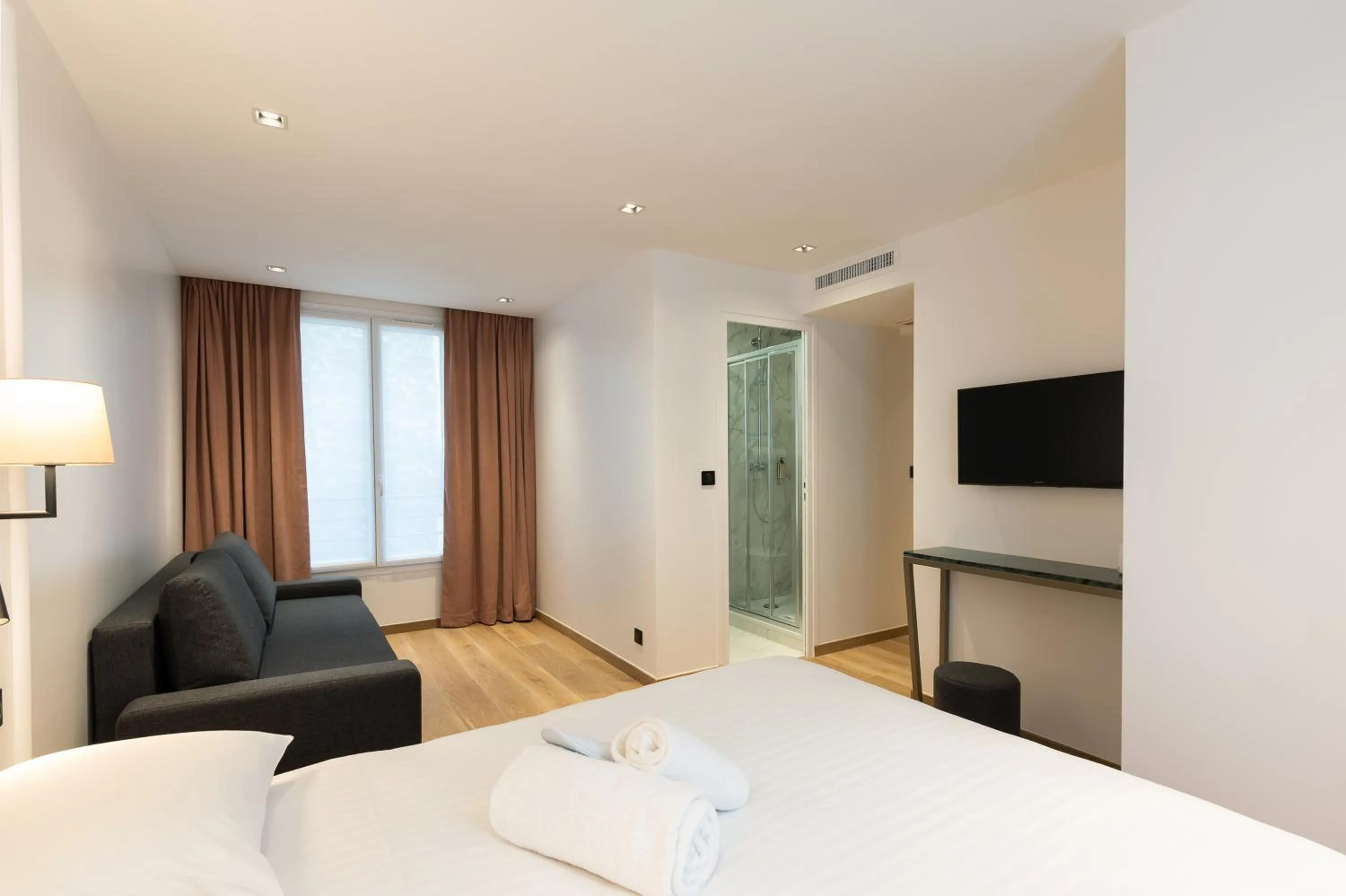 TV and multimedia, Bed in HOTEL AU COEUR DE REPUBLIQUE