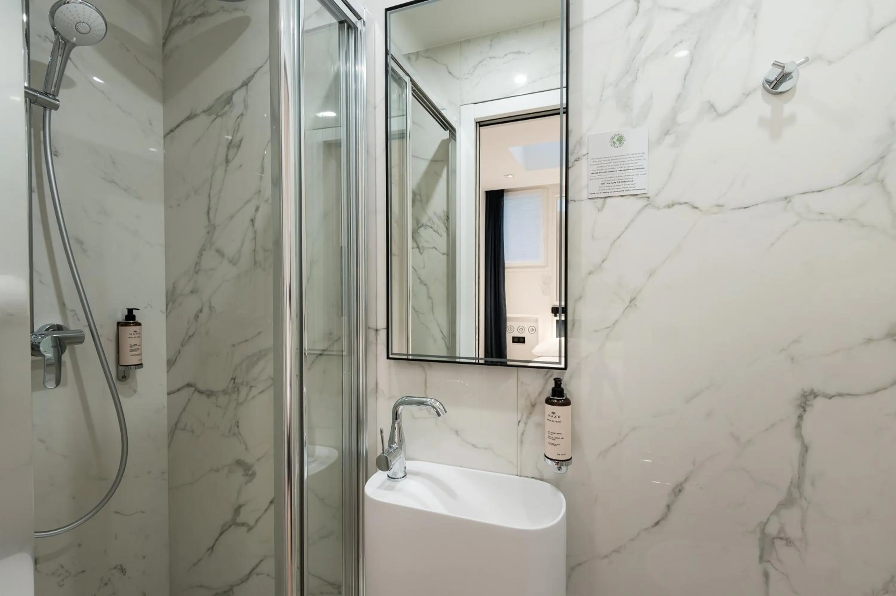 HOTEL AU COEUR DE REPUBLIQUE