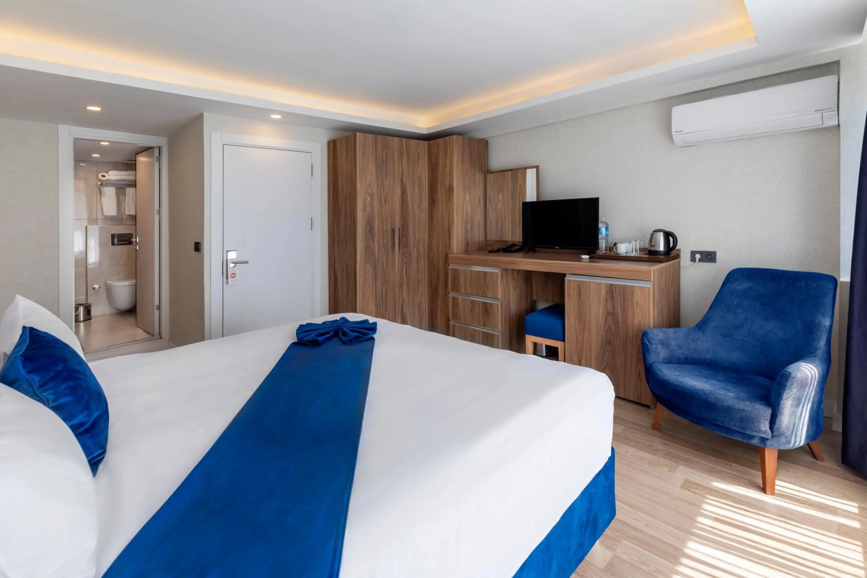 Photo of the whole room, Bed in Union Hotel Port