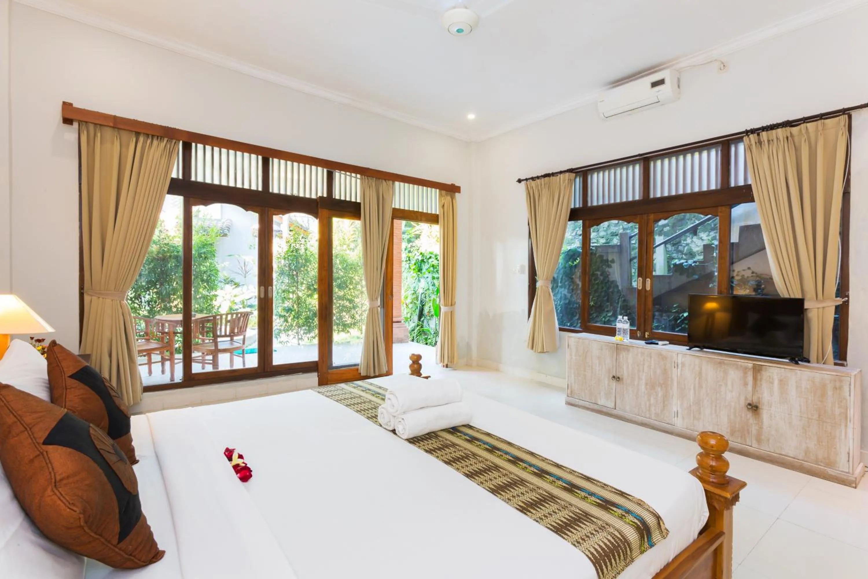 Bedroom, Bed in Rahayu Suites Monkey Forest Ubud