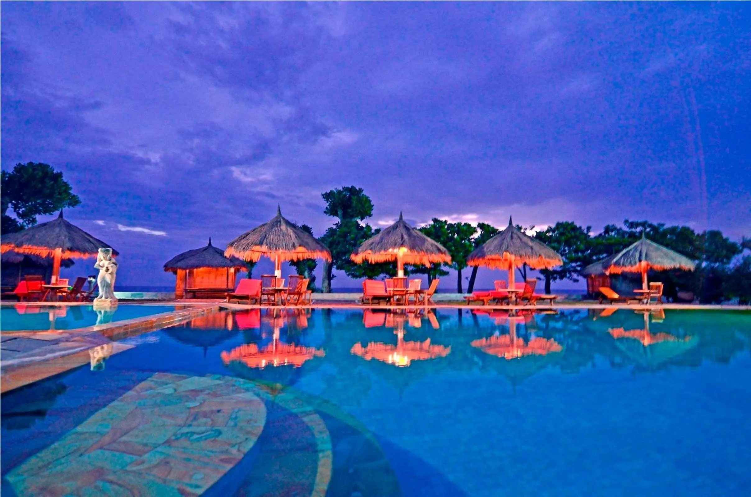 Swimming pool in Pasific Beach Cottages