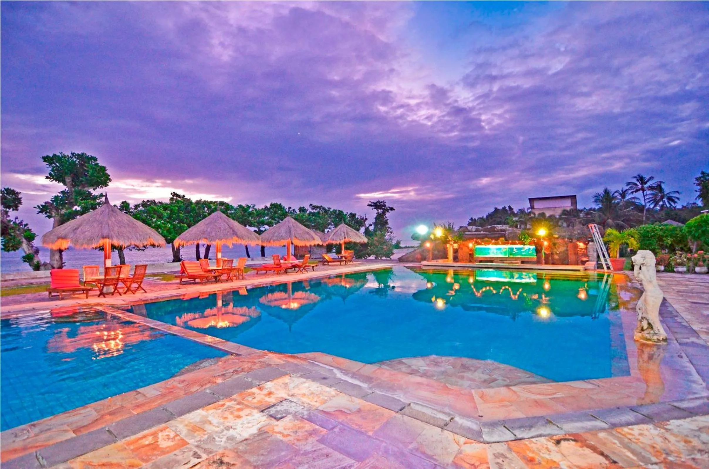 Swimming pool in Pasific Beach Cottages