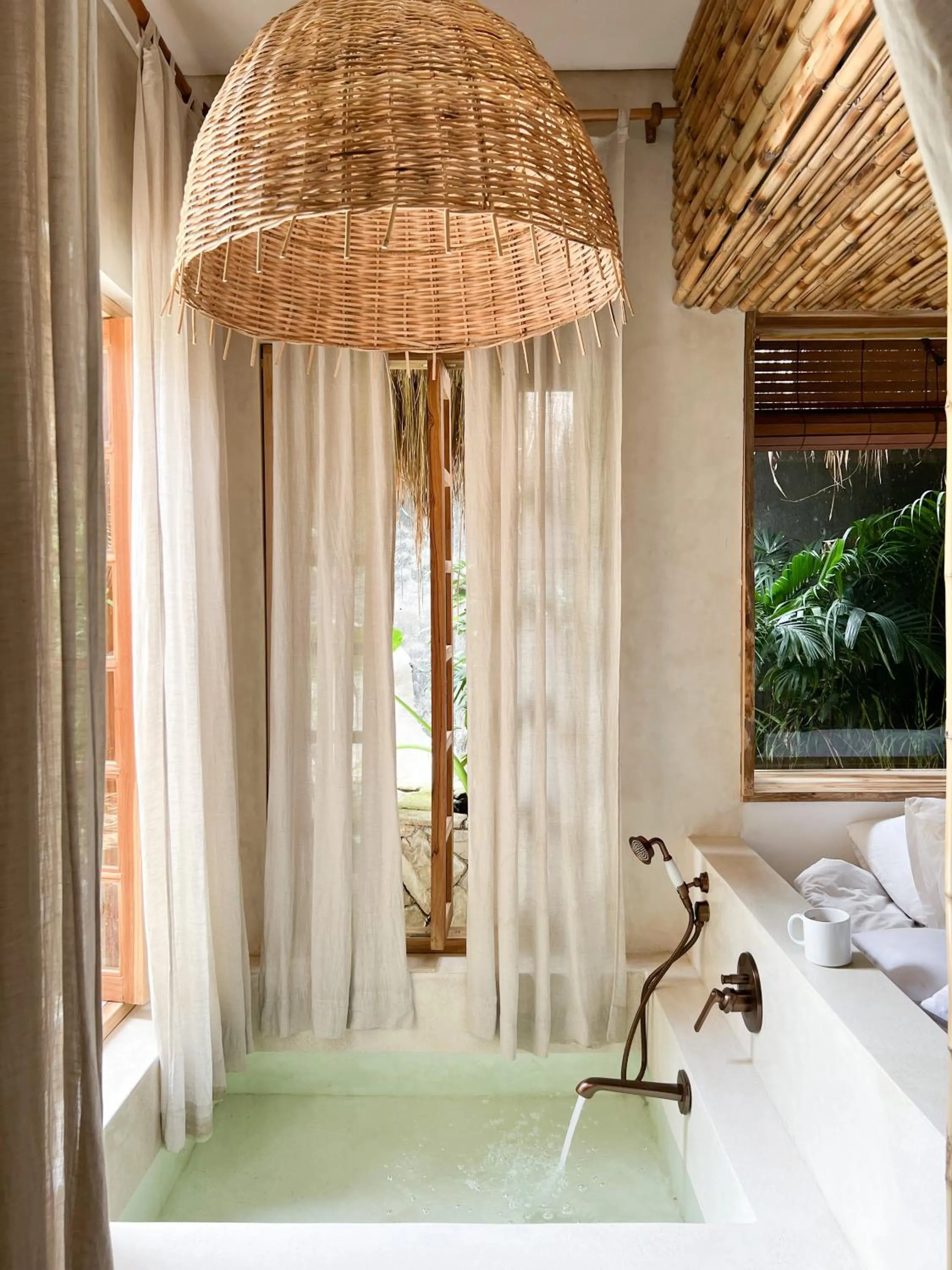 Bath, Bed in La Cabane