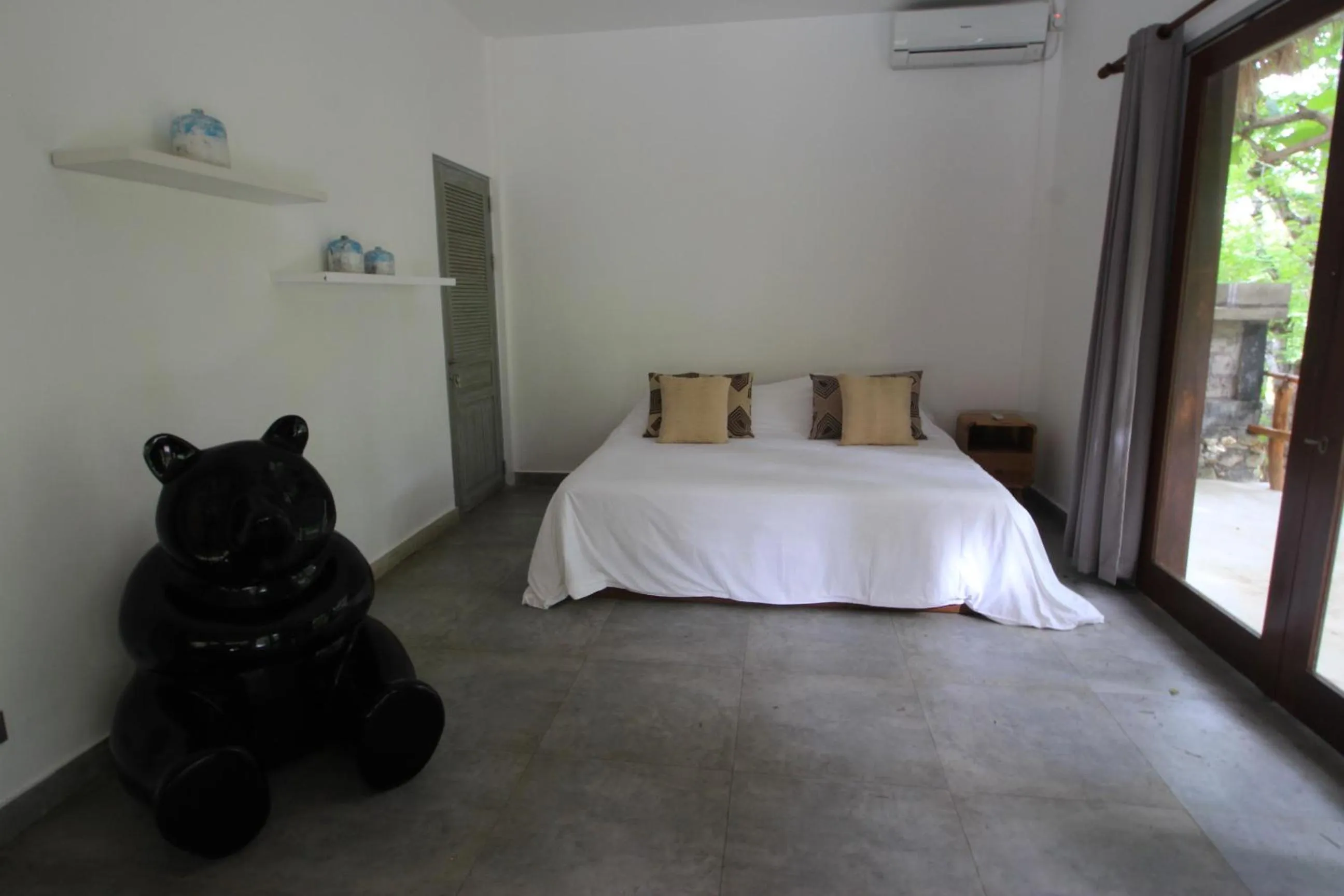 Photo of the whole room, Bed in La Cabane