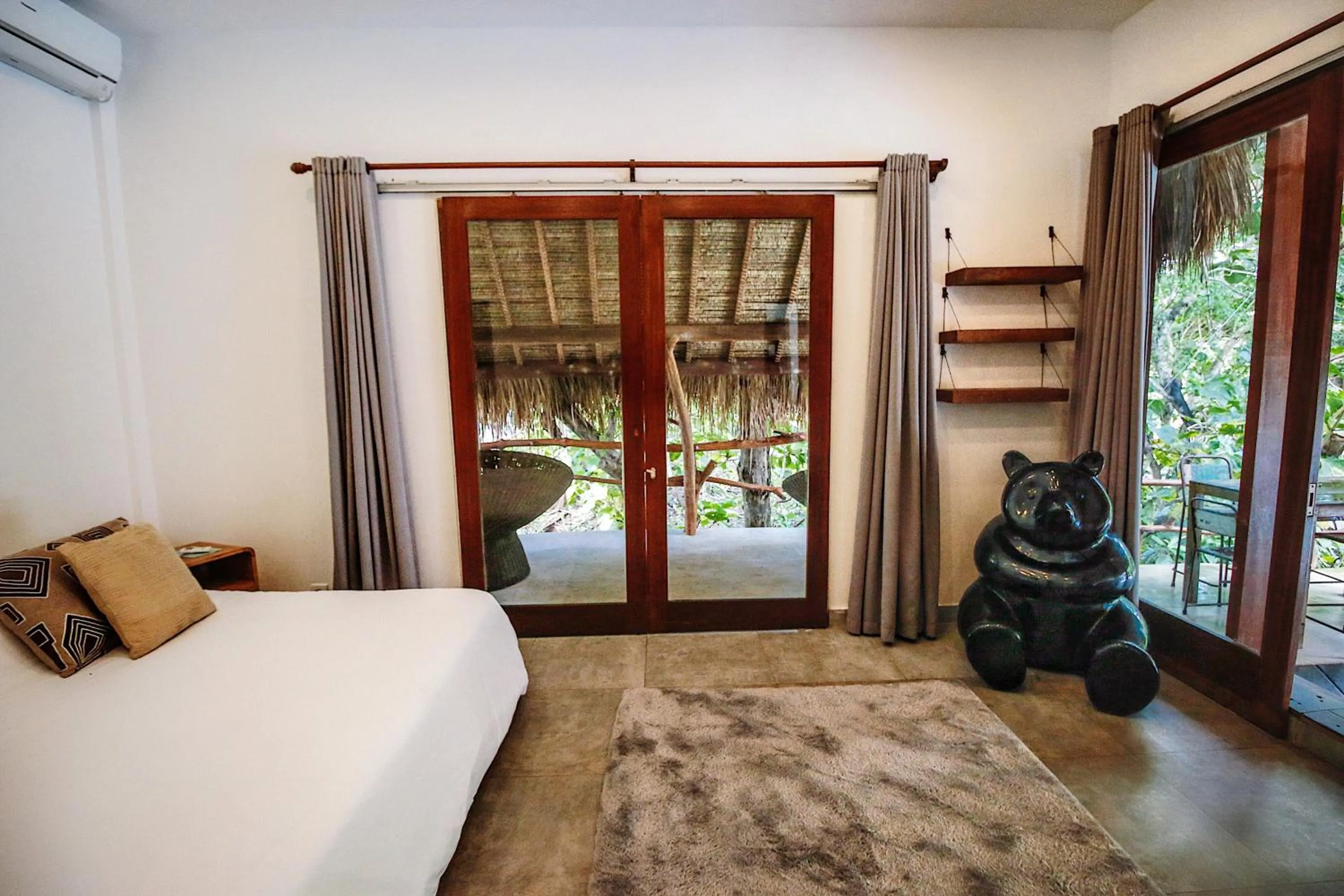 Garden view, Bed in La Cabane