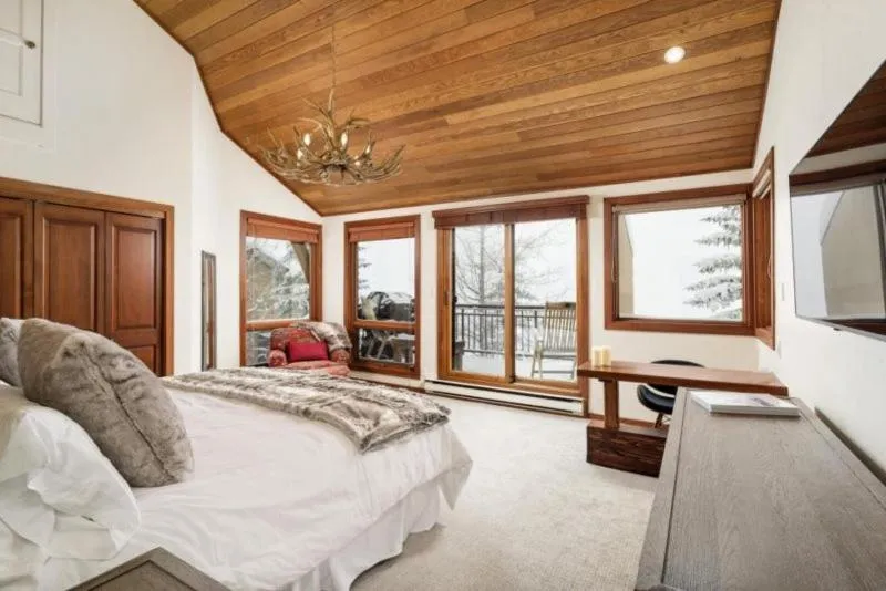 Property building in Snowmass Woodrun V 2 Bedroom Ski In, Ski Out Mountain Residence In The Heart Of Snowmass Village