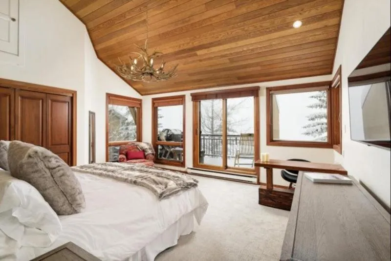 Bedroom in Snowmass Woodrun V 2 Bedroom Ski In, Ski Out Mountain Residence In The Heart Of Snowmass Village