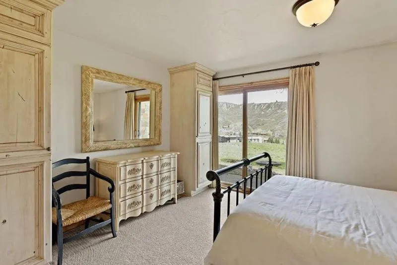 Garden, Bed in Snowmass Woodrun V 4 Bedroom Ski In, Ski Out Mountain Residence In The Heart Of Snowmass Village