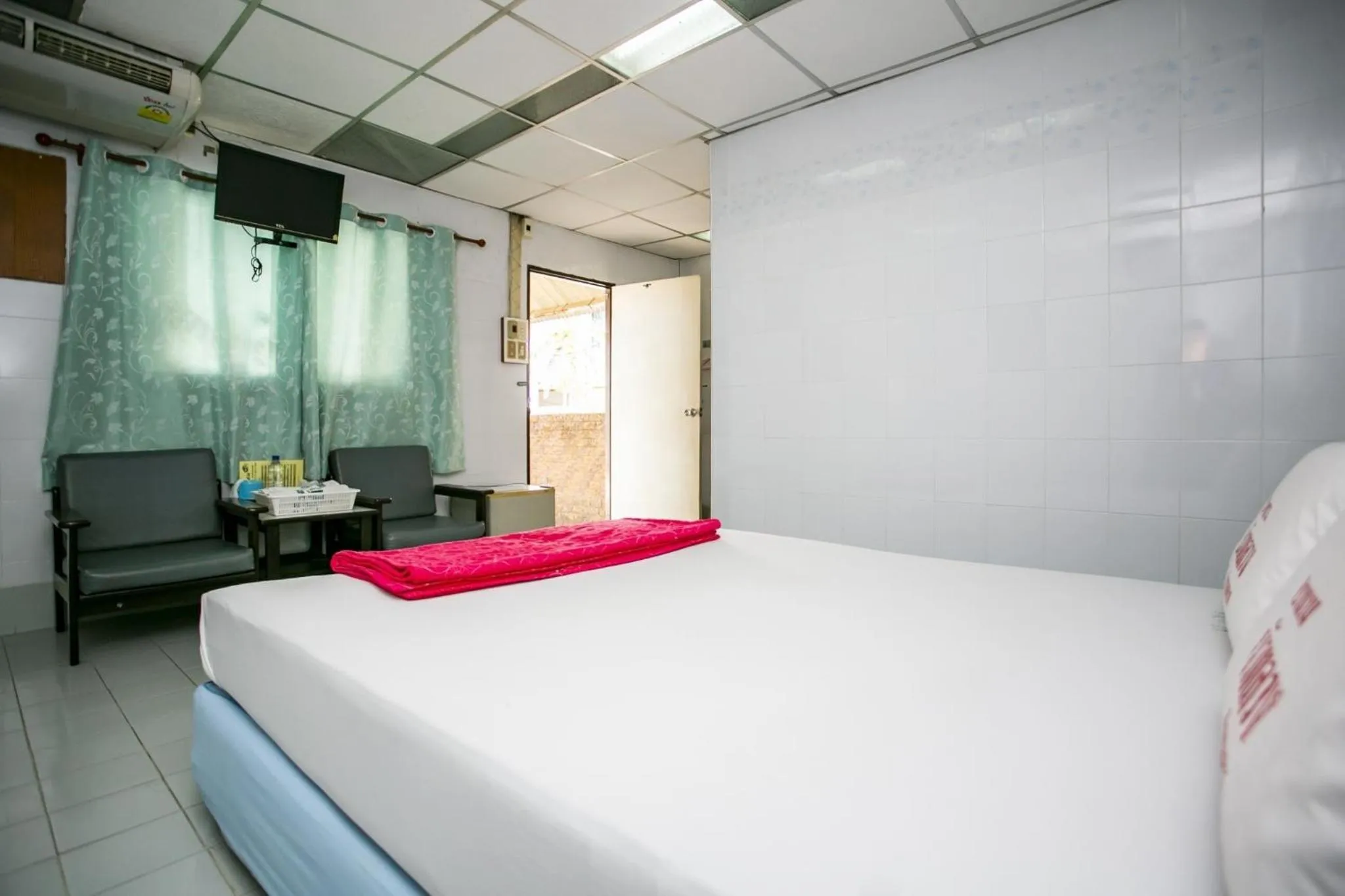 Bed in Bualuang HOTEL