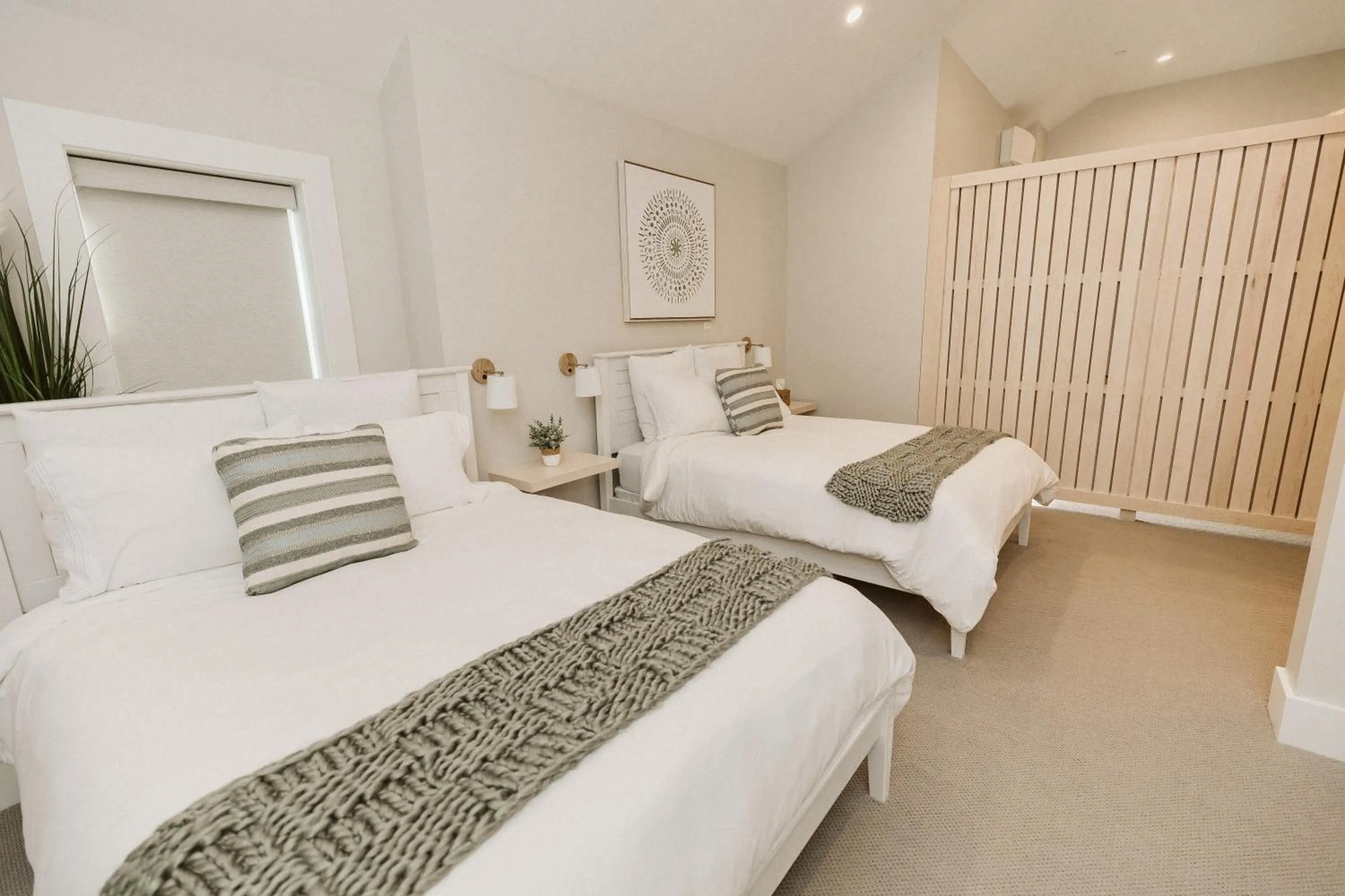 Bedroom, Bed in Grasshopper Inn