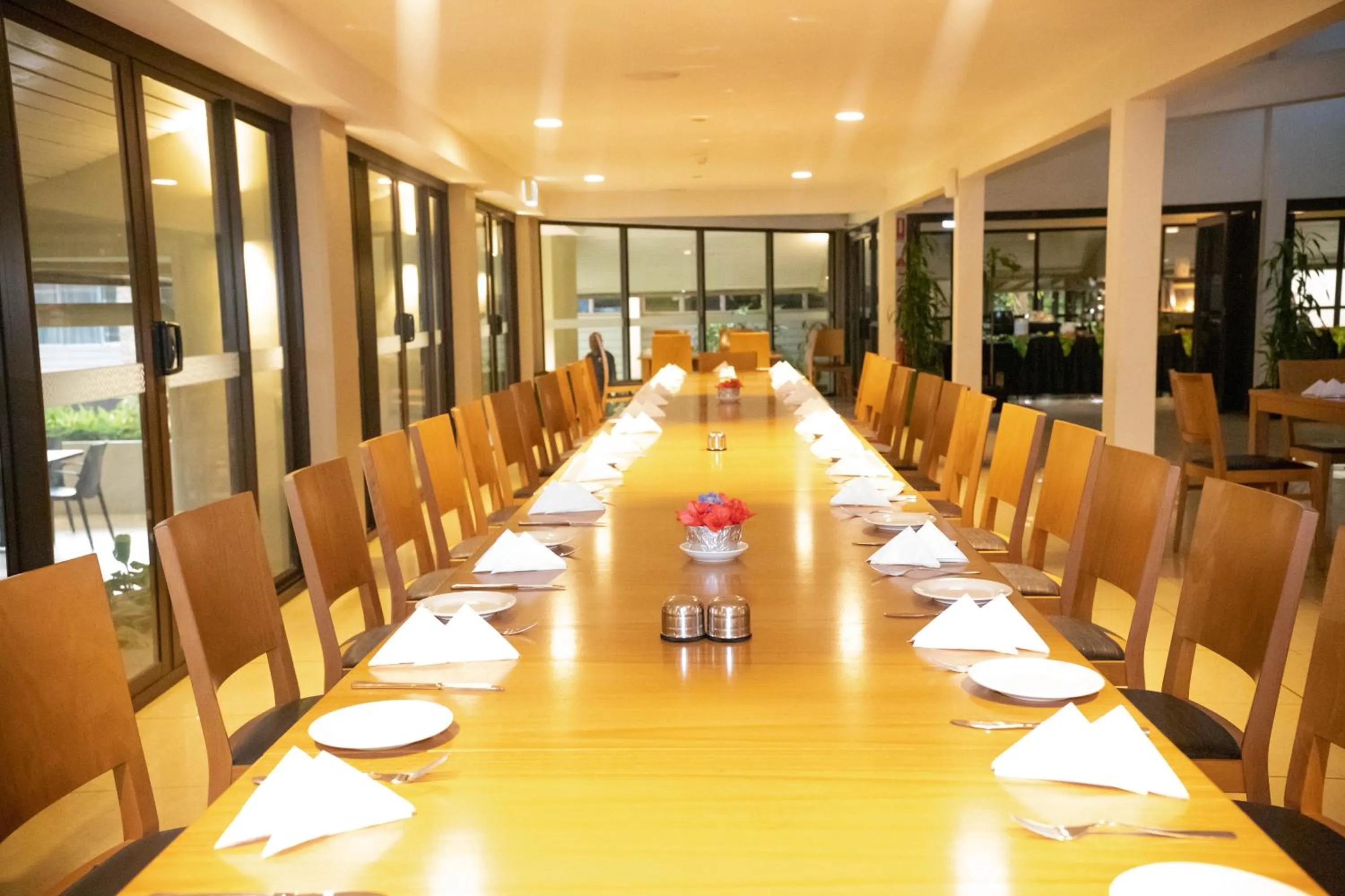 Restaurant/places to eat in Highlander Hotel