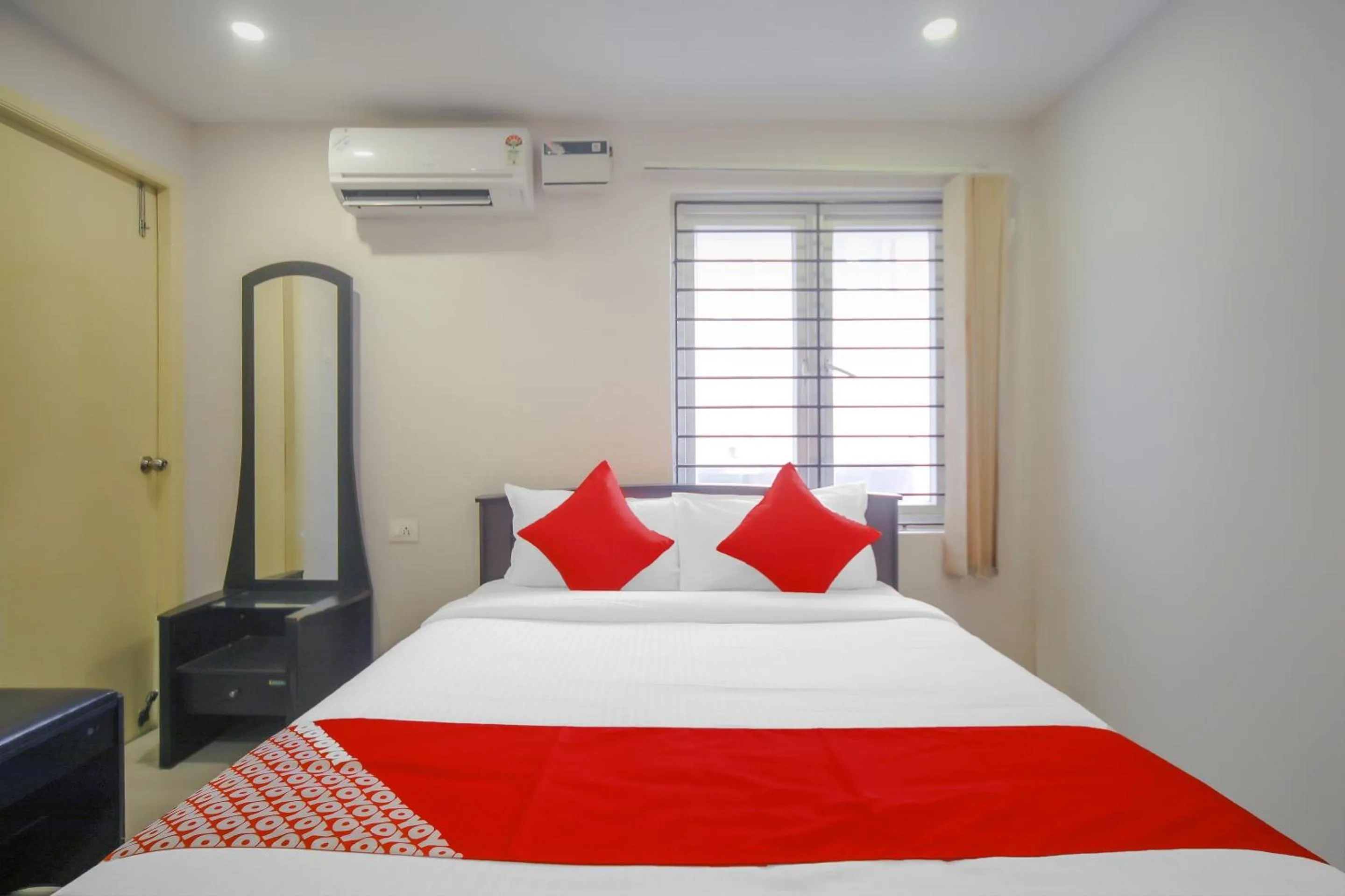 Bedroom, Bed in Super Hotel O Pride Hospitality Nungambakkam