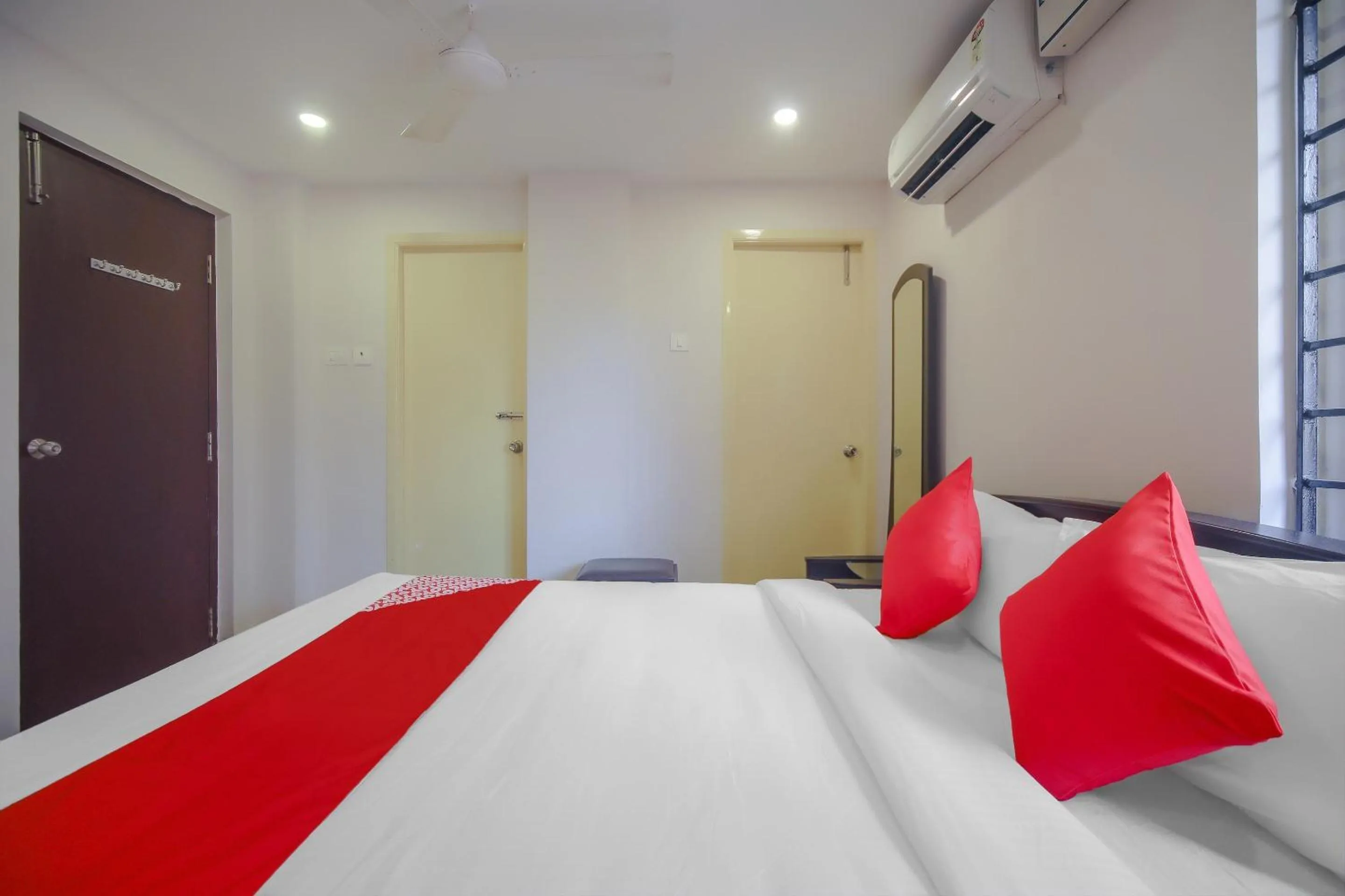 Bedroom, Bed in Super Hotel O Pride Hospitality Nungambakkam
