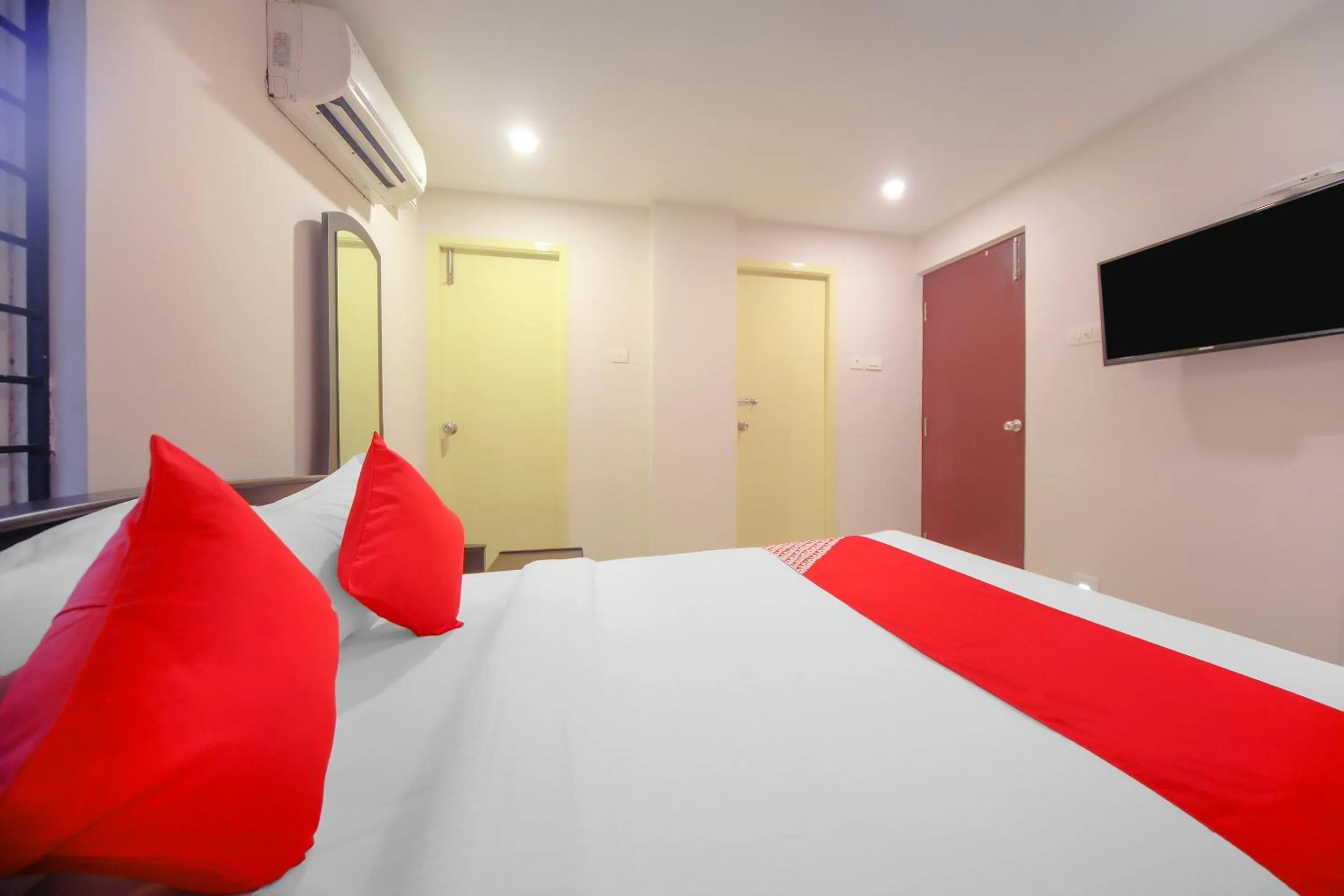 Bedroom, Bed in Super Hotel O Pride Hospitality Nungambakkam