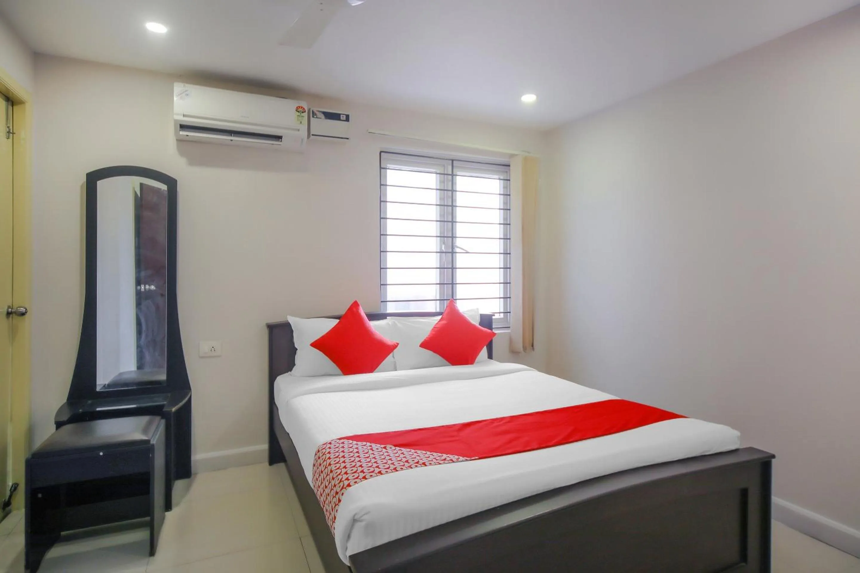 Bedroom, Bed in Super Hotel O Pride Hospitality Nungambakkam