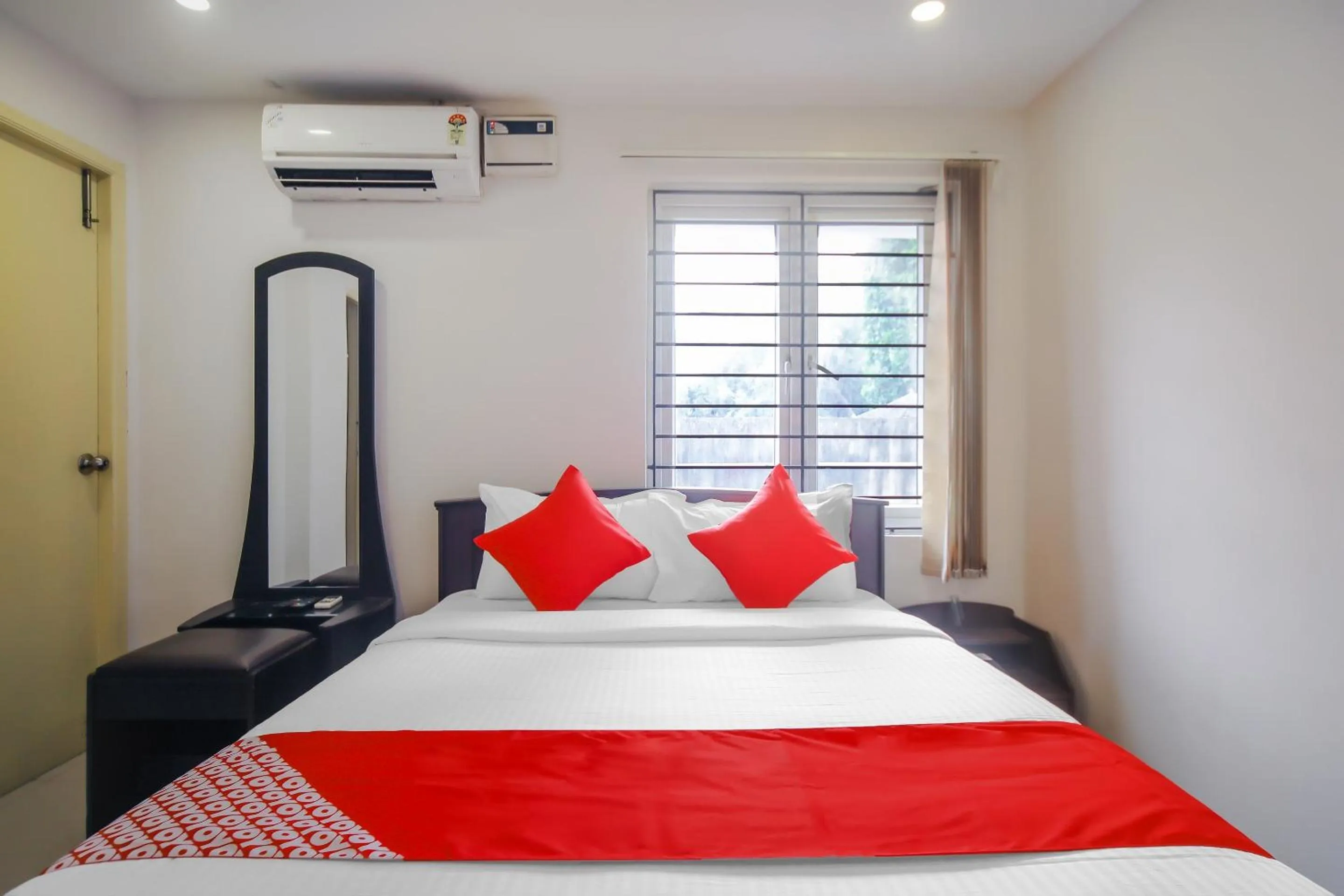 Bedroom, Bed in Super Hotel O Pride Hospitality Nungambakkam