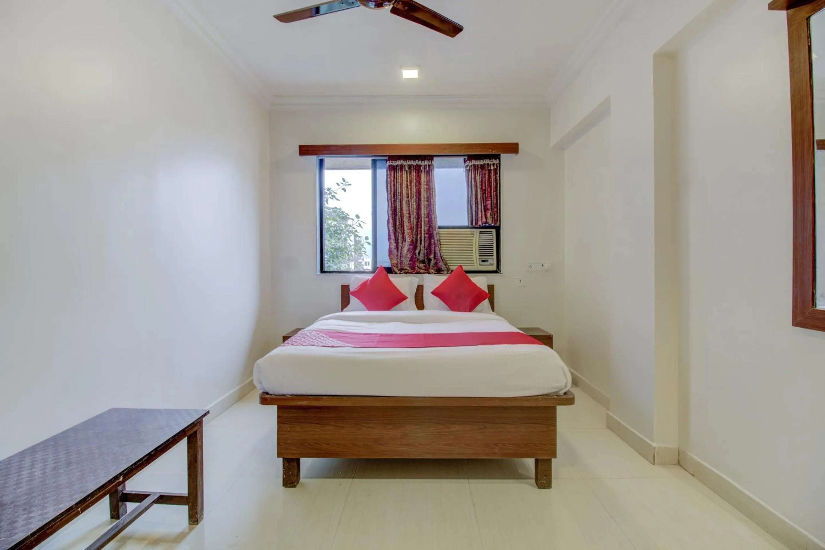 Facade/entrance, Bed in Hotel O Della Comforts