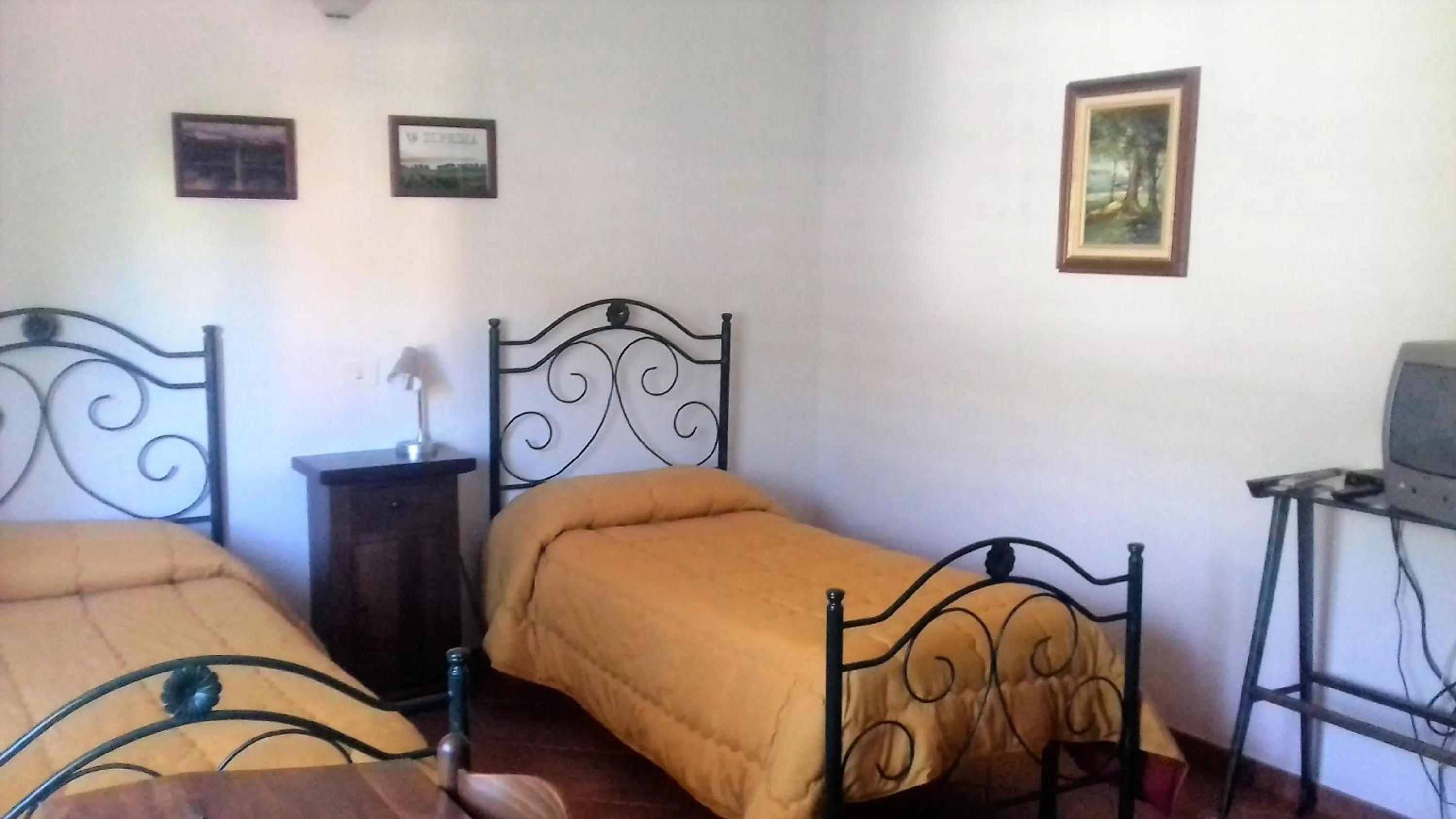 Photo of the whole room, Bed in La Regina di Adrano