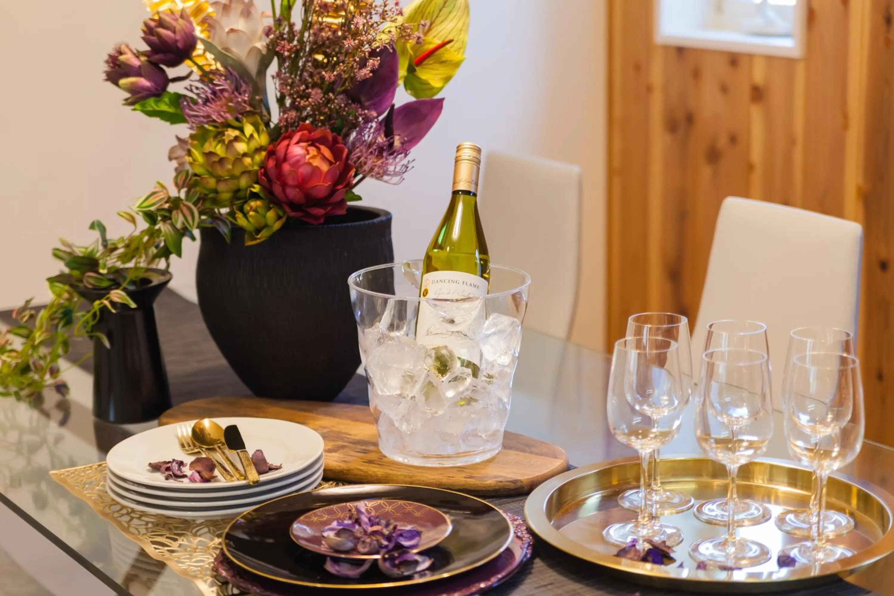 Dining area in Prestige Suites Osaka Kishinosato-Tamade