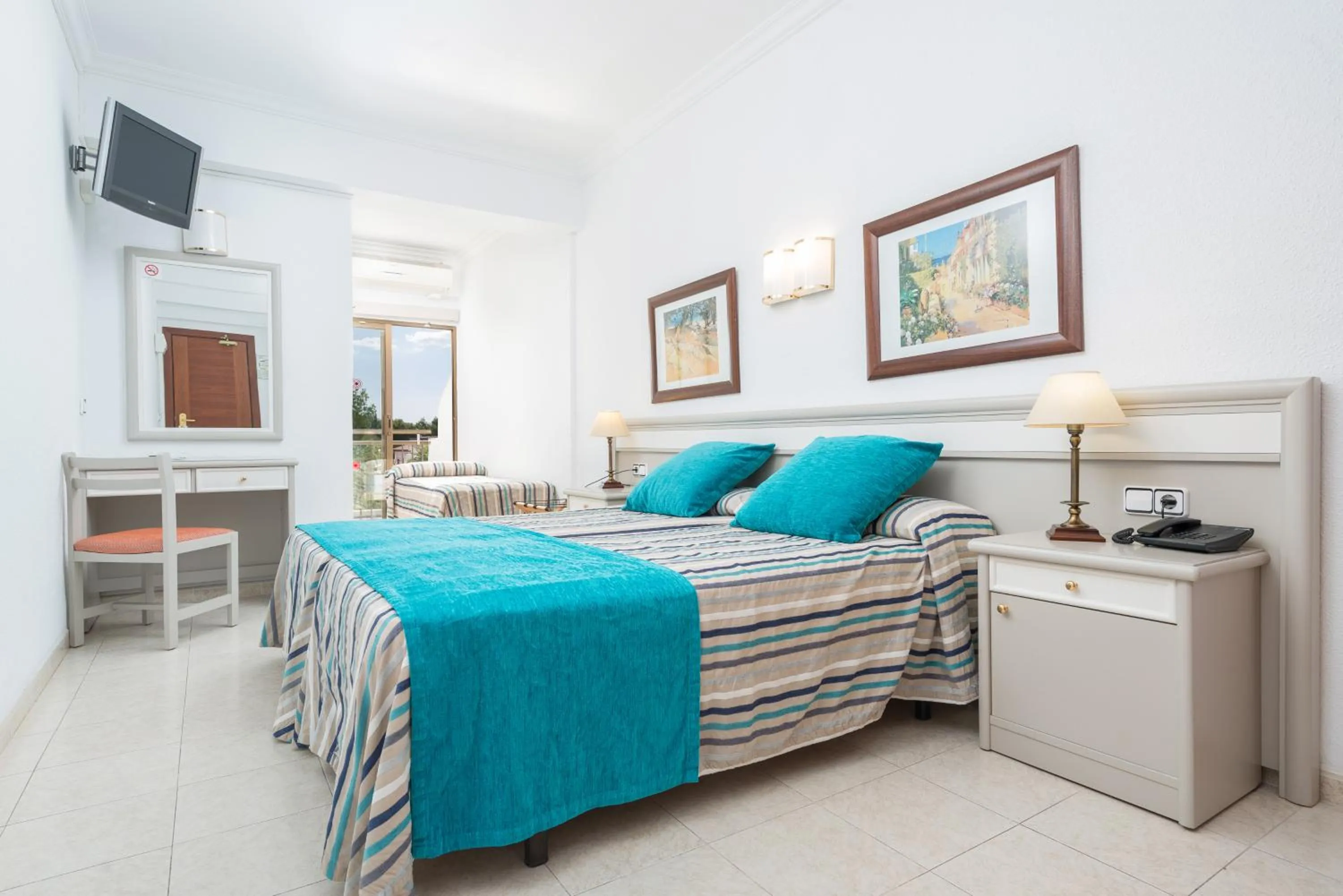 Photo of the whole room, Bed in Hotel Moré