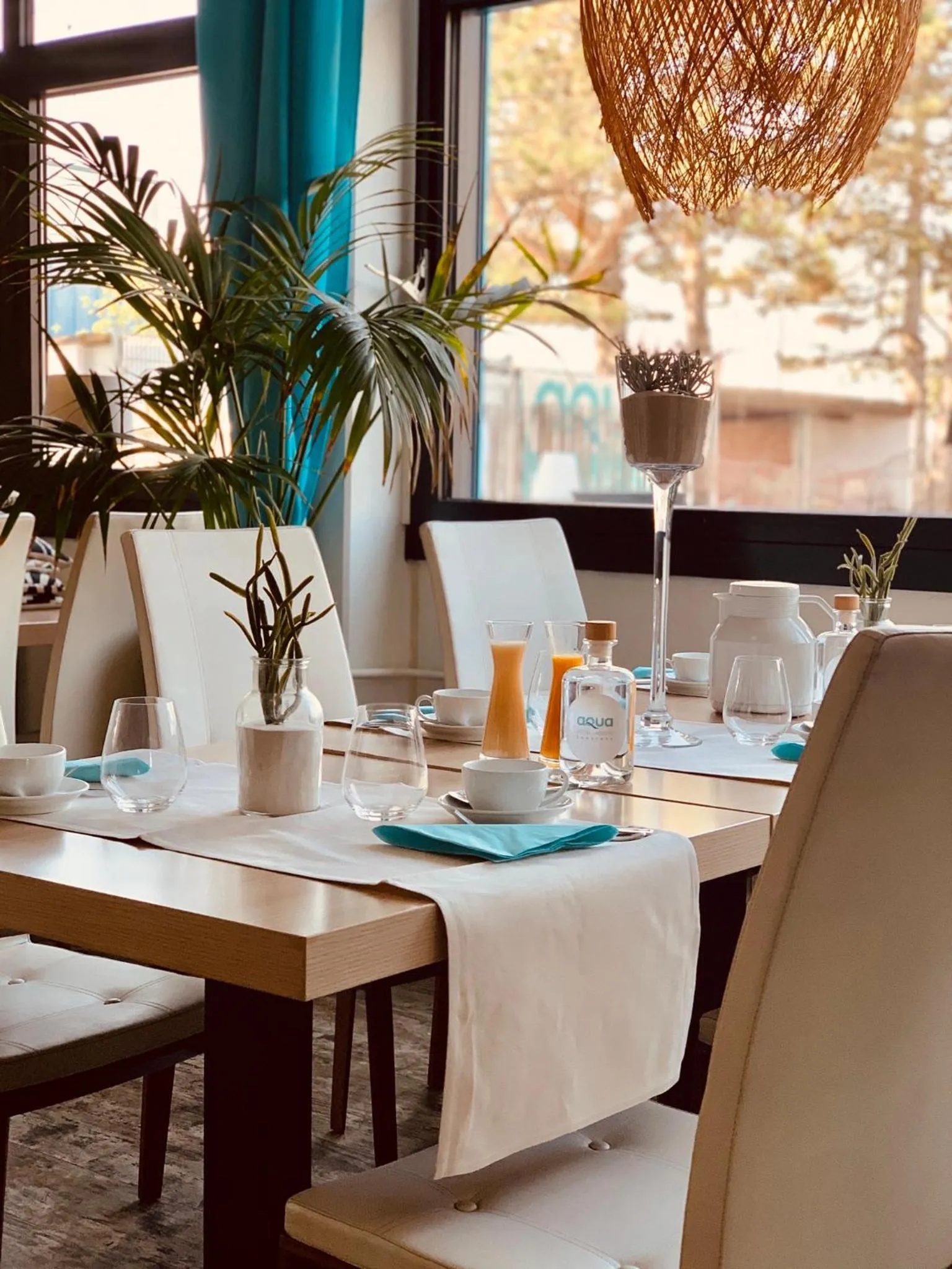 Restaurant/places to eat in Aqua Hotel