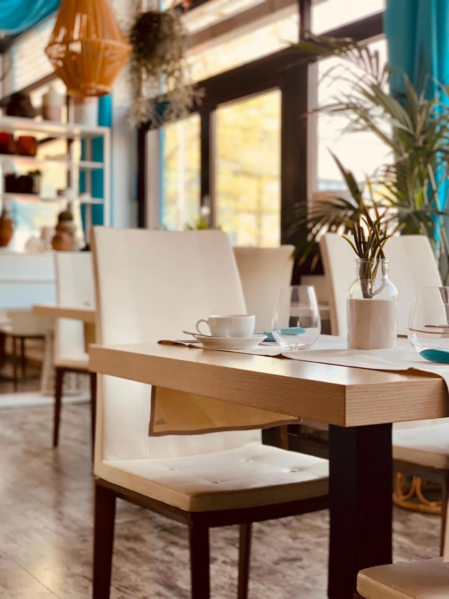 Restaurant/places to eat in Aqua Hotel