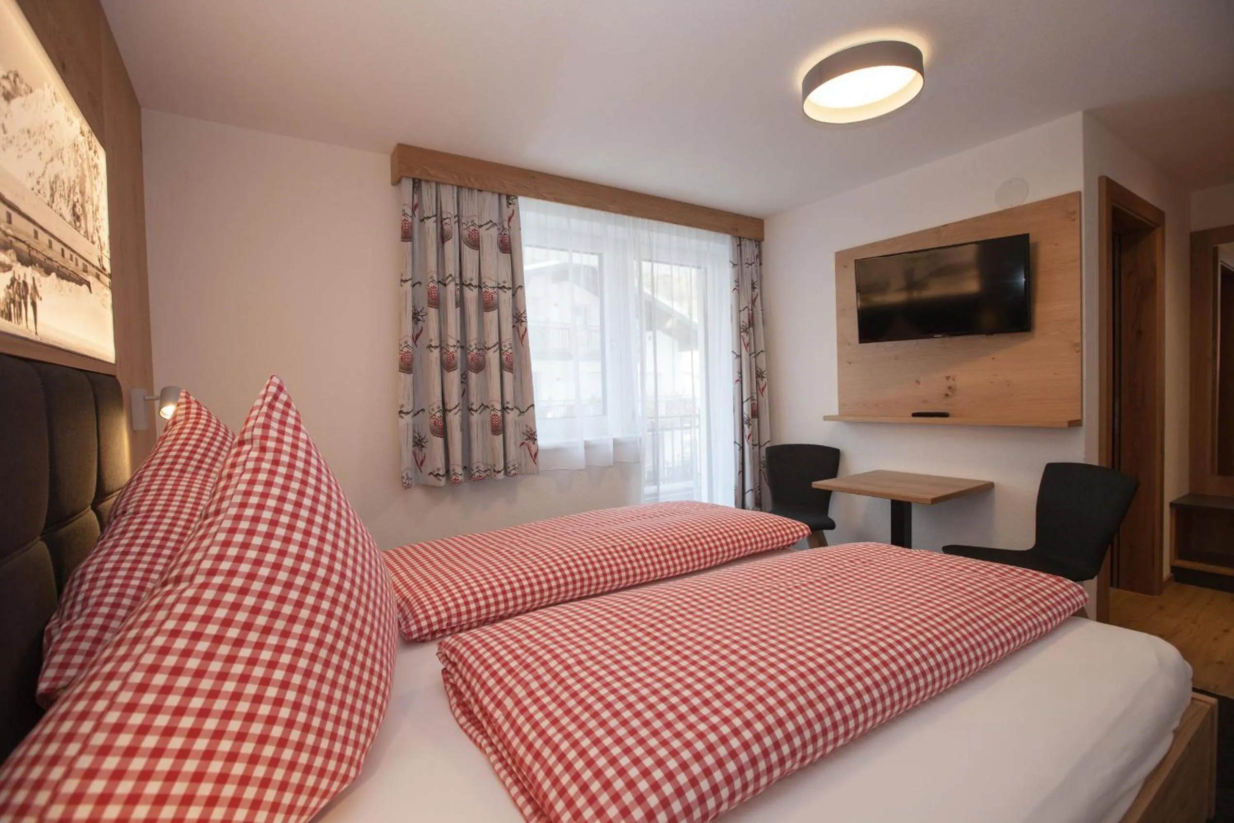 Photo of the whole room, Bed in Haus Küchelspitz