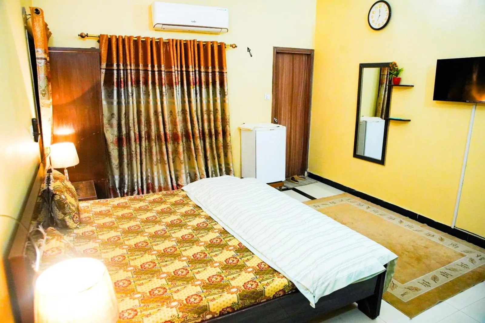 TV and multimedia, Bed in Seasons Inn