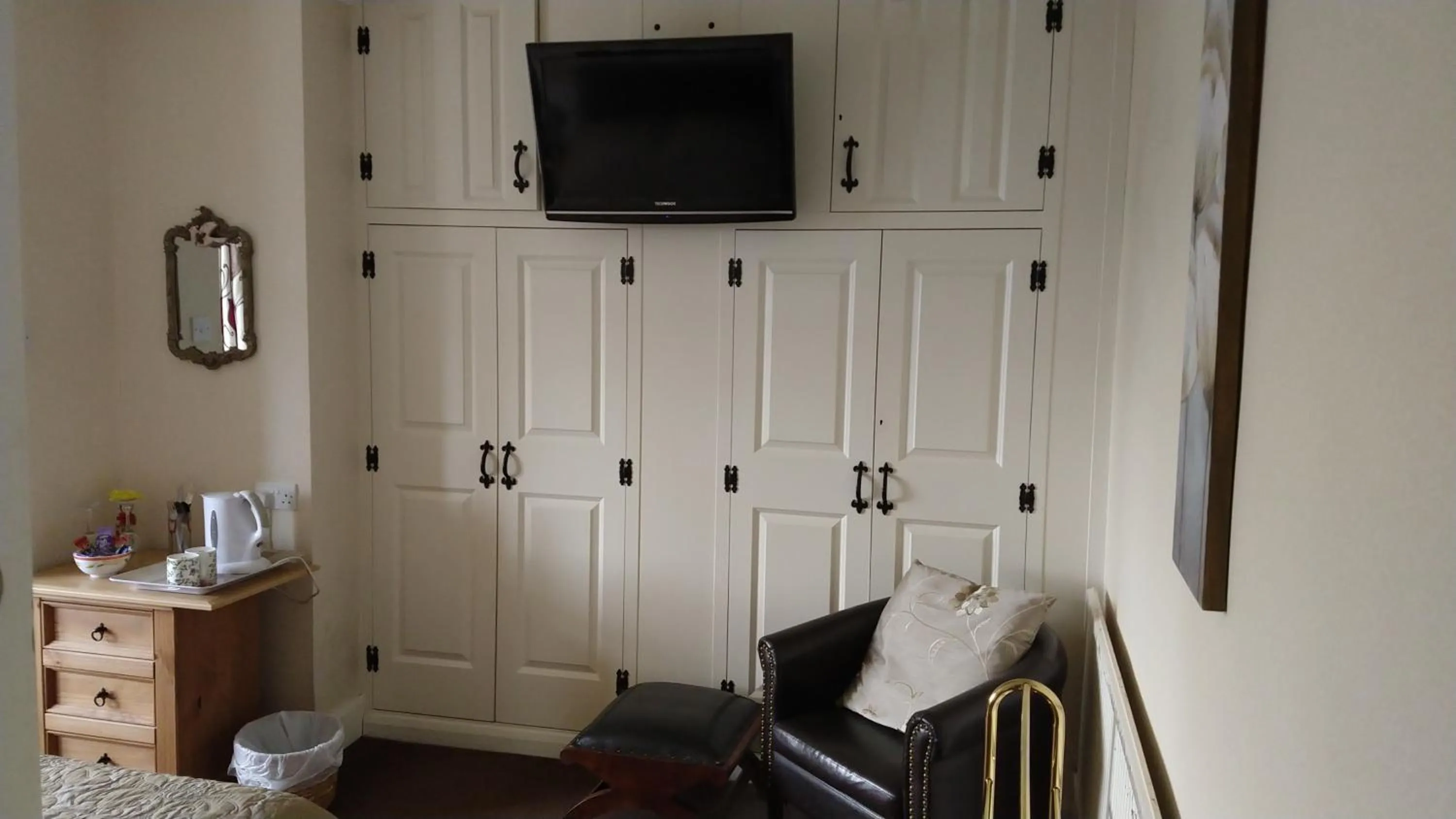 TV and multimedia in Hollingworth Lake Guest House Room Only Accommodation