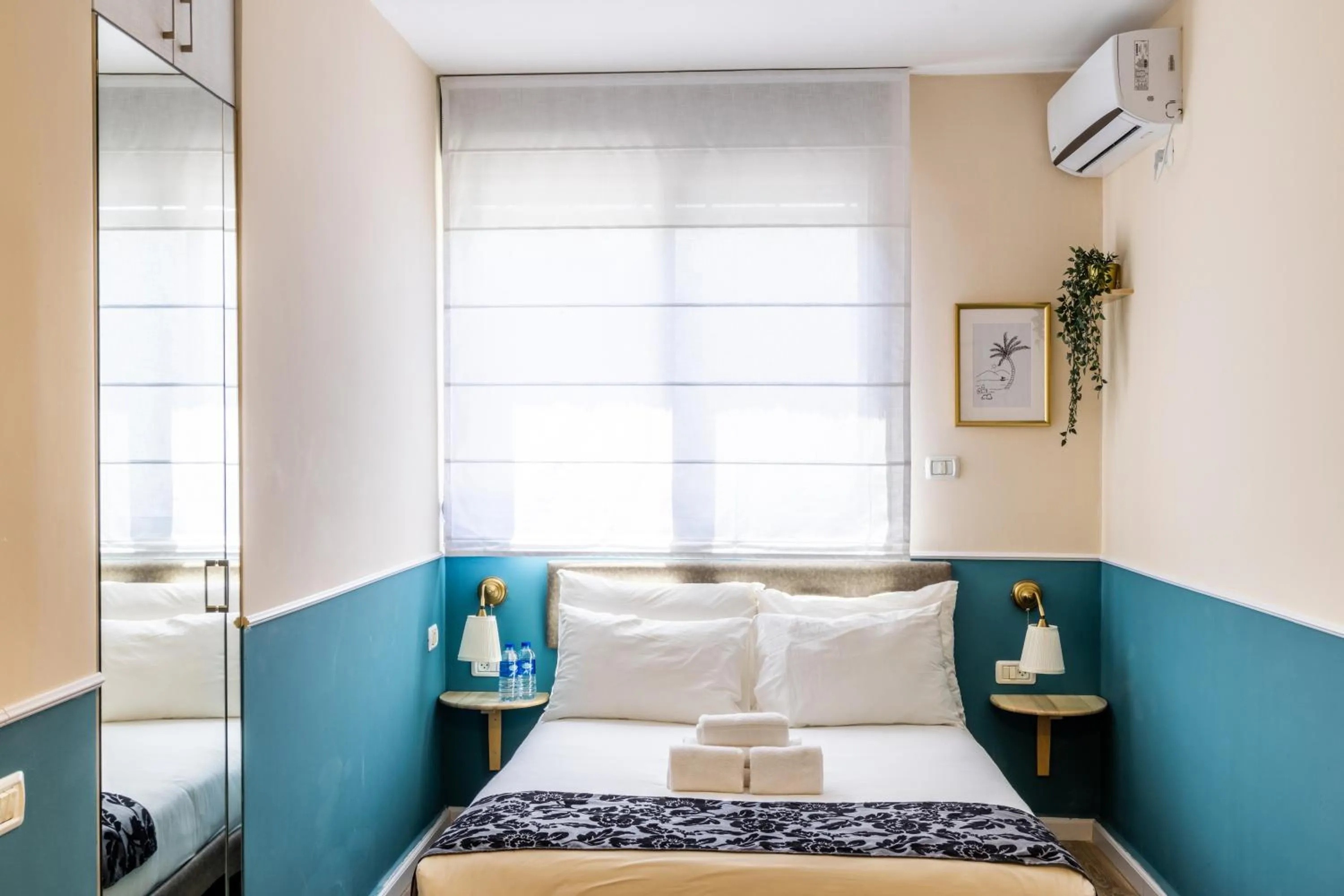 Photo of the whole room, Bed in Domus Bat Galim Hotel