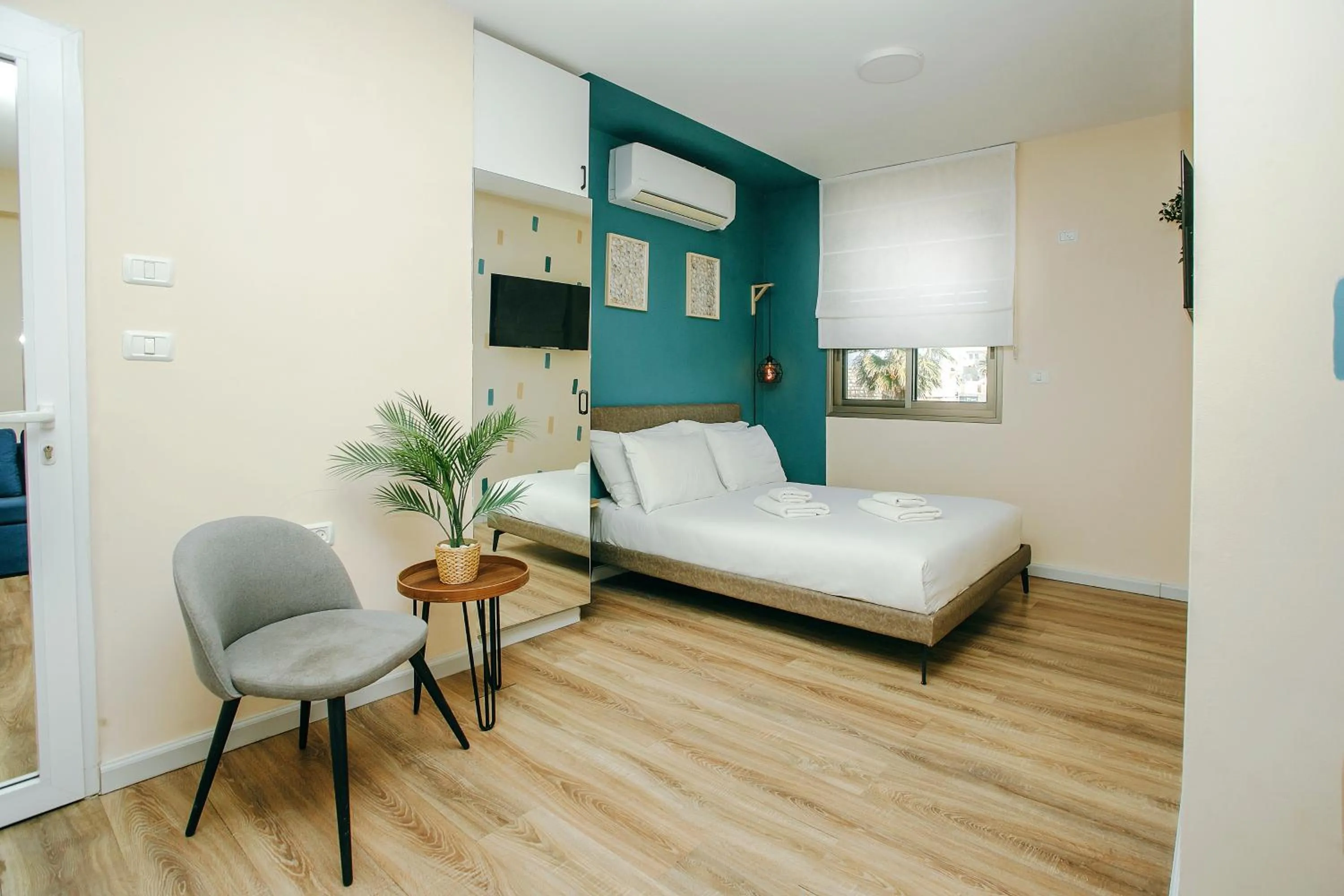 Photo of the whole room, Bed in Domus Bat Galim Hotel