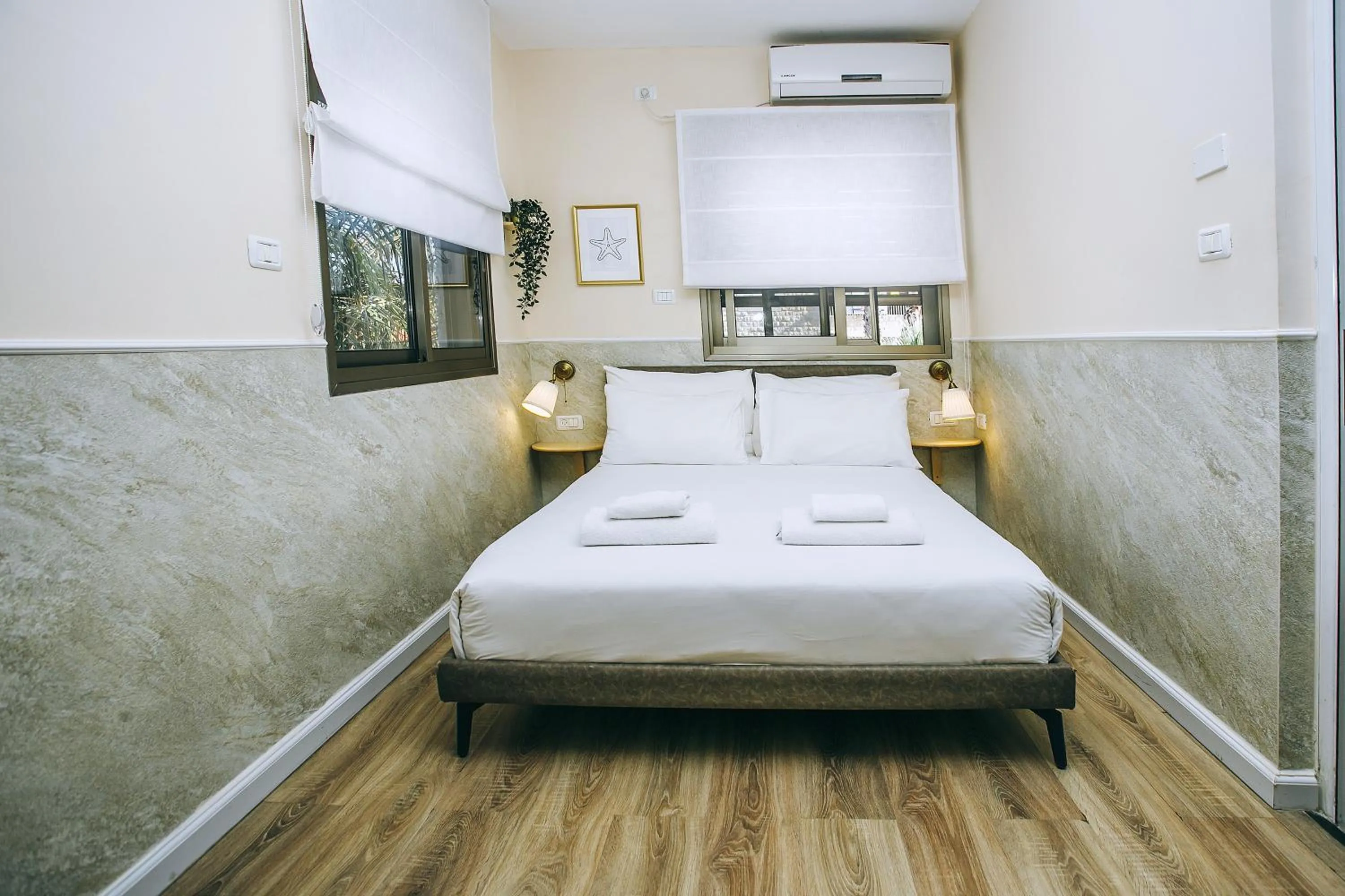 Bedroom, Bed in Domus Bat Galim Hotel
