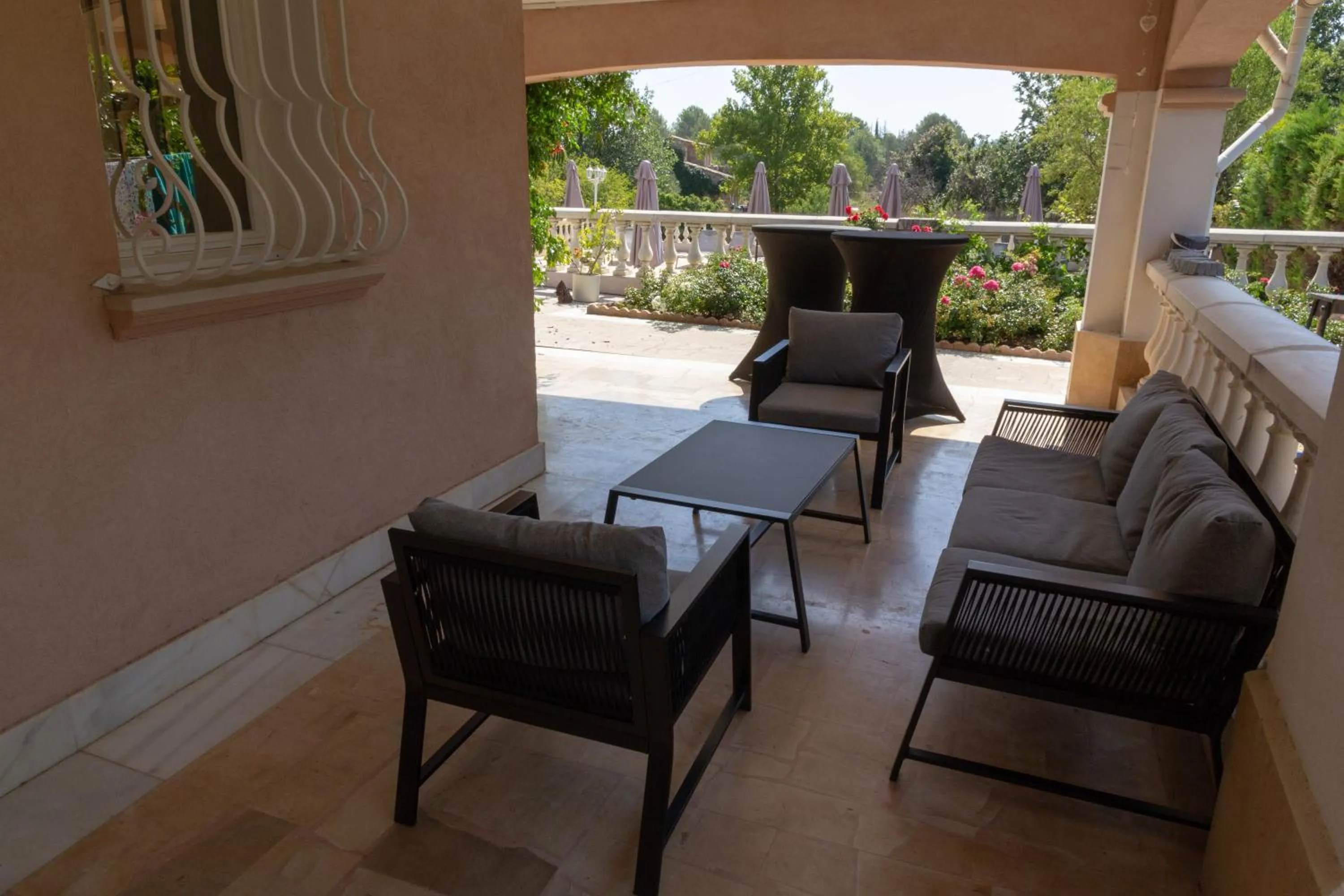 LA VILLA DES AMES LIEES