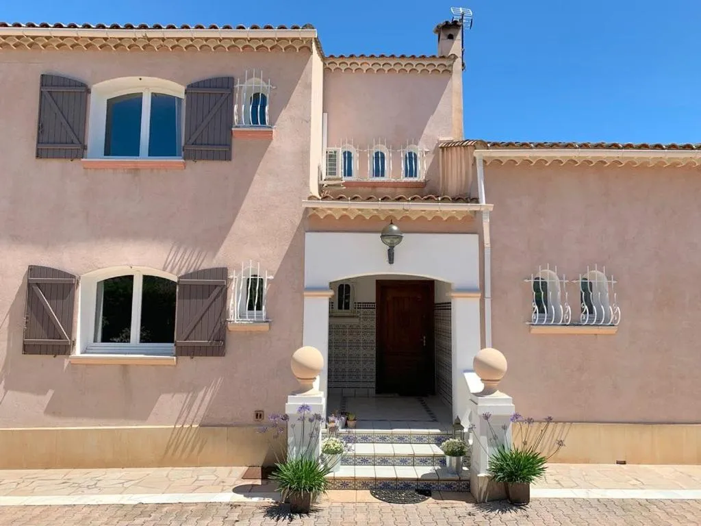 LA VILLA DES AMES LIEES