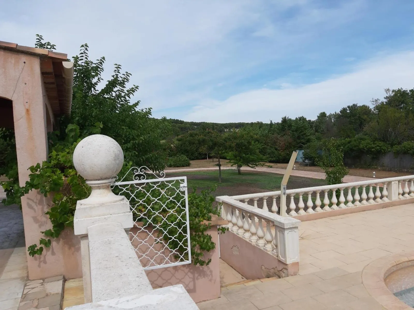 LA VILLA DES AMES LIEES