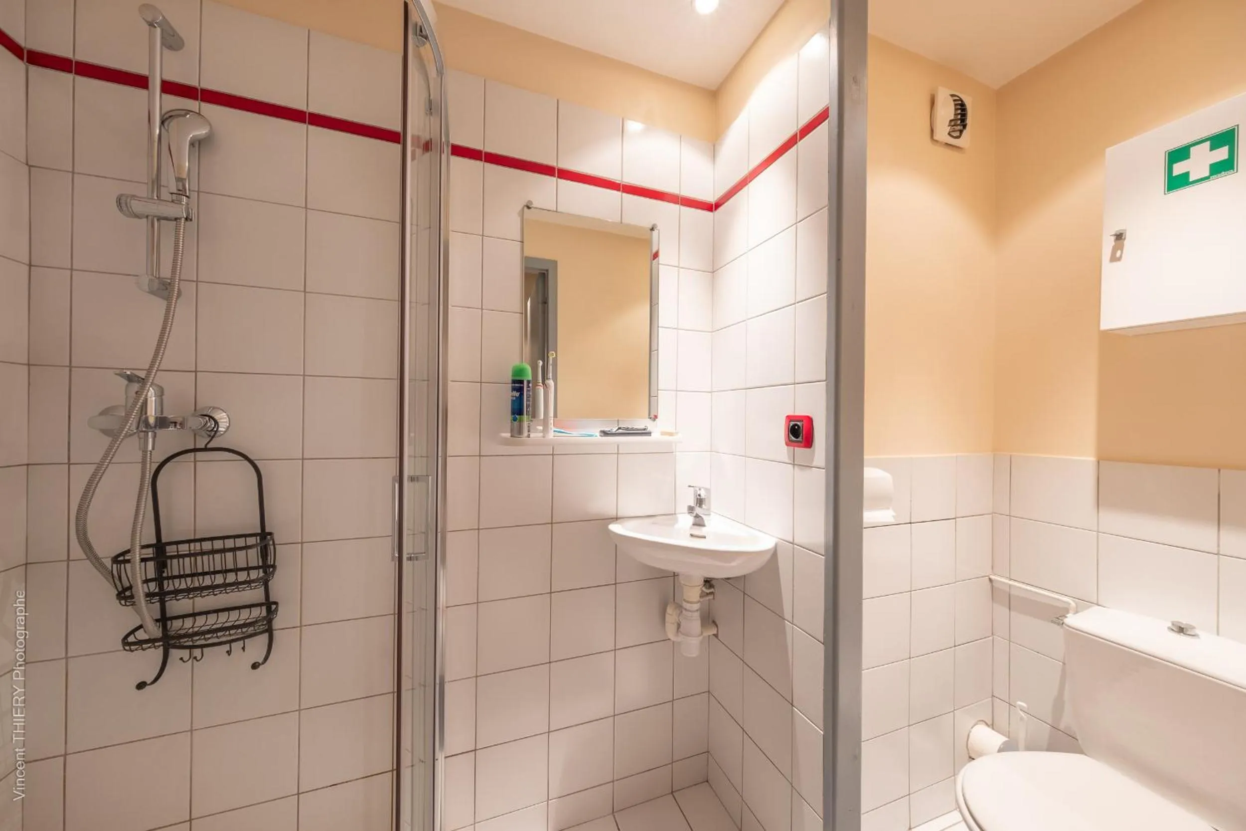 Shower in Le Pavillon des Officiers