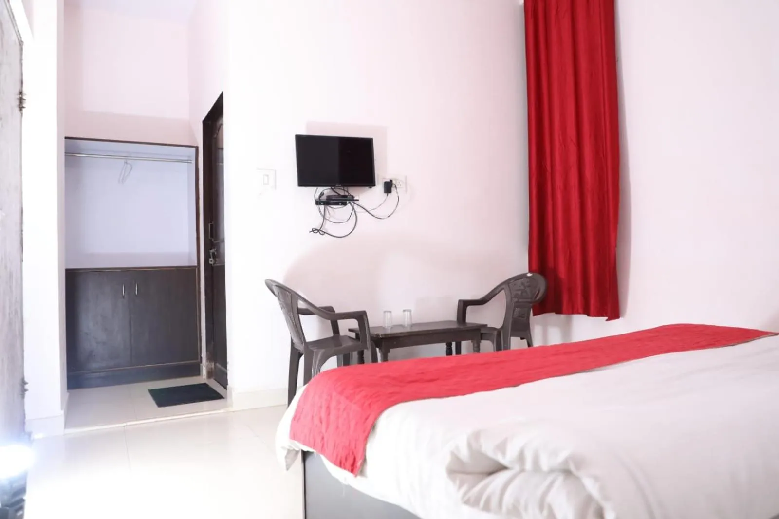 Communal lounge/ TV room, Bed in The Forest View Resort