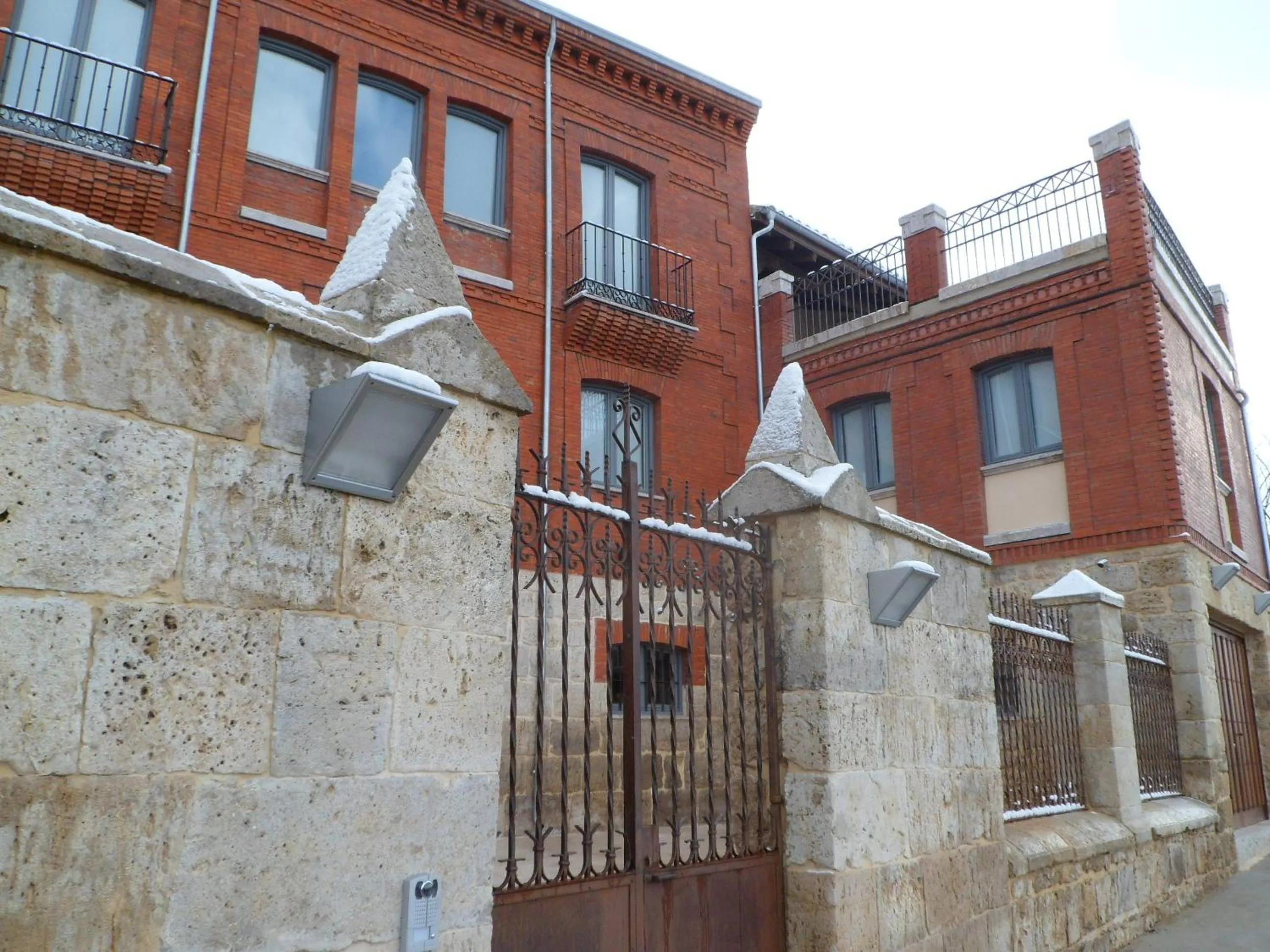 Facade/entrance in Emebed Posada
