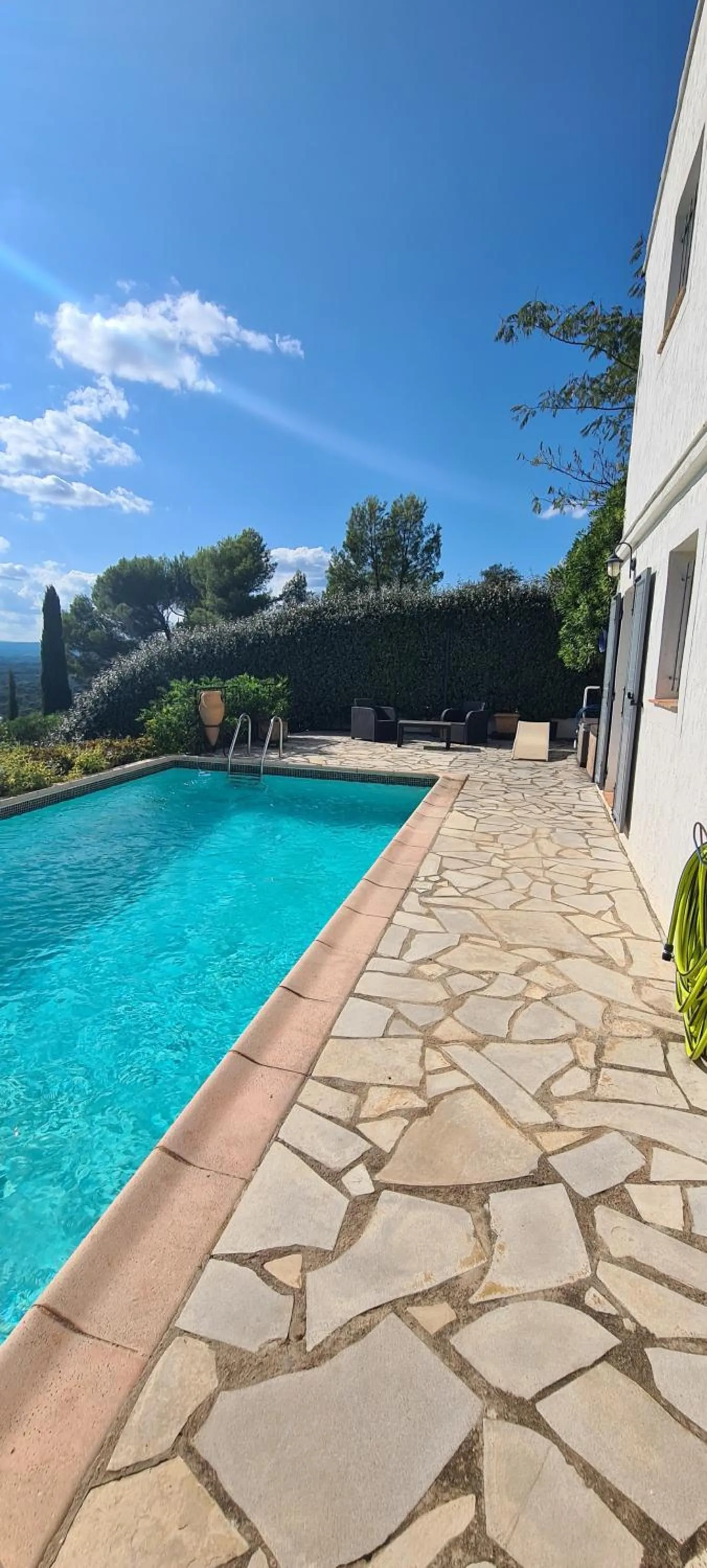 Pool view in Corniche du Paradis