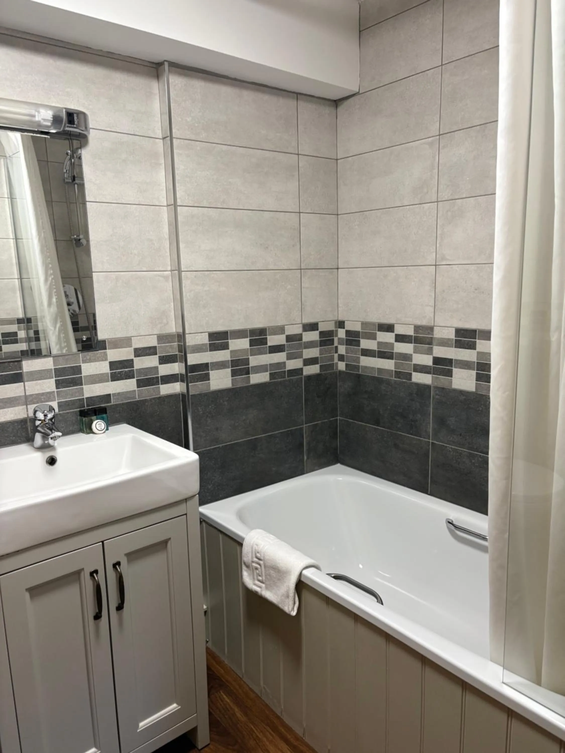 Bathroom in St. Davids Cross Hotel