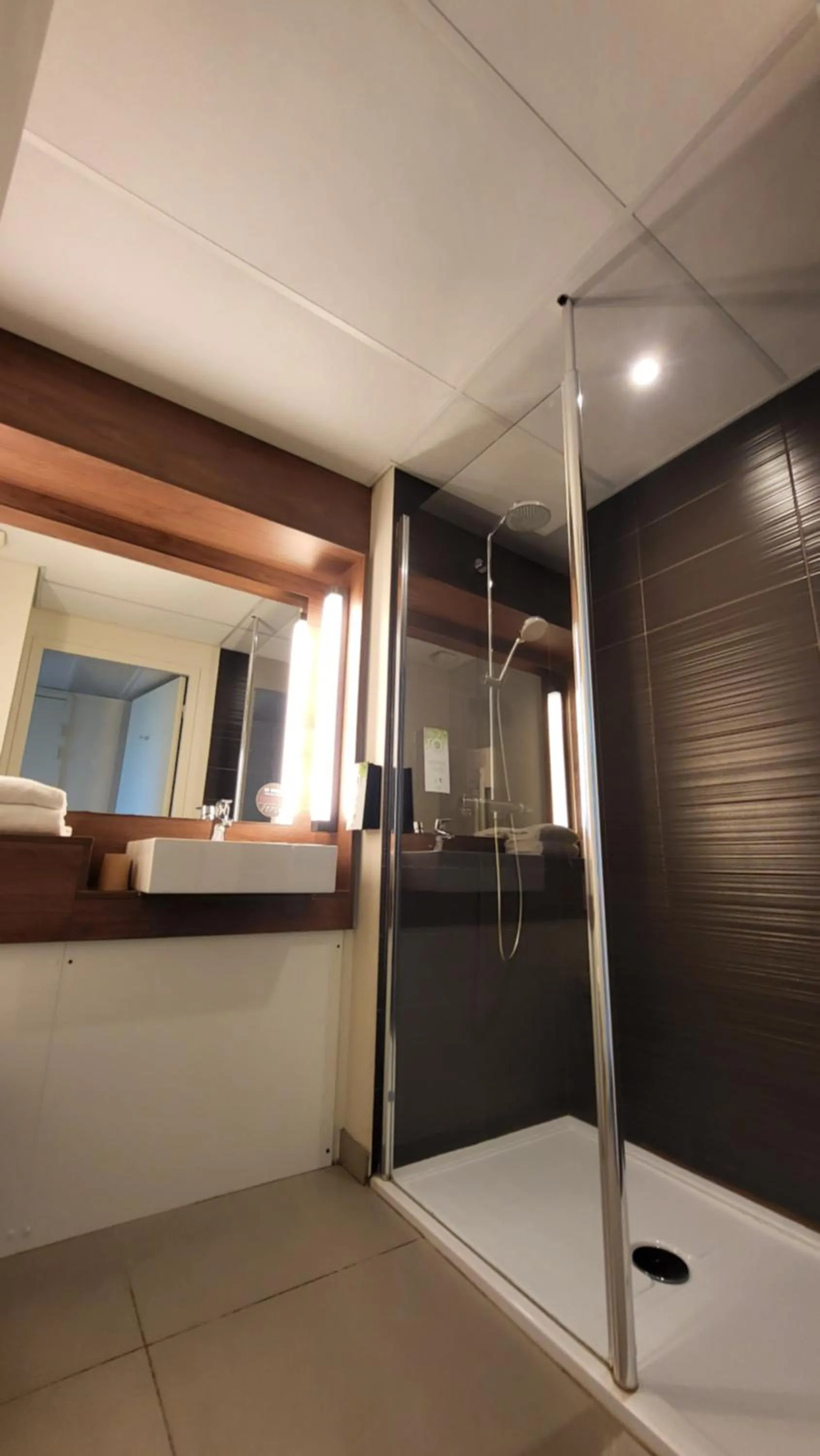 Shower in Campanile Dijon Congrès Clemenceau